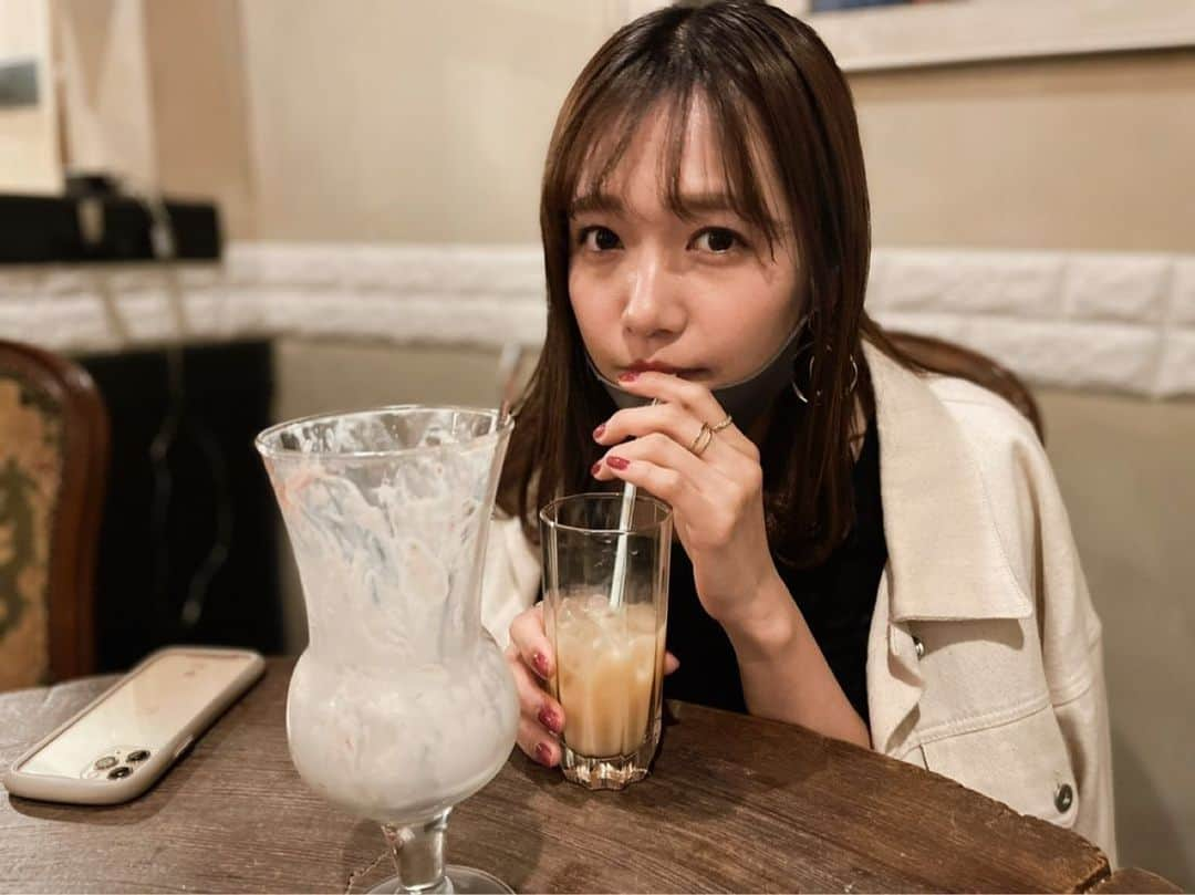 いよたなるみさんのインスタグラム写真 - (いよたなるみInstagram)「🚶‍♀️🍨  おさんぽついでにカフェへ立ち寄りました。 おおきなパフェ。ぺろり」4月27日 11時12分 - iyotanarumi