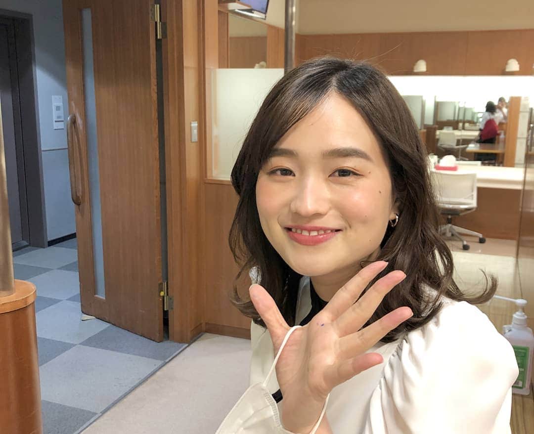 のインスタグラム：「この日、はやドキ終わりであさチャンに出演だった篠原アナ☀️﻿ ﻿ 行ってらっしゃい～の瞬間です📷️✨﻿ ﻿ ﻿ 北海道のアンテナショップでお土産を買ってきてくれました😆﻿ ﻿ 梨菜ちゃんありがとう💗﻿ ﻿ ﻿ ※撮影のときはマスクを外しています。﻿ ﻿ ﻿ 皆川﻿ ﻿ ﻿ #行ってらっしゃい﻿ #篠原梨菜﻿ #上野愛奈﻿ #皆川玲奈﻿ #アナウンサー﻿ #よなおまほ﻿ #與猶茉穂﻿ #気象予報士﻿ #はやドキ﻿ #tbs」