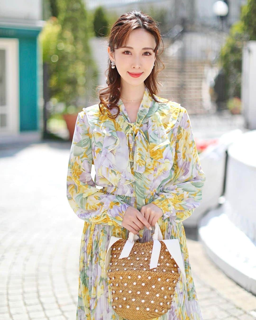 瀬戸早妃のインスタグラム：「今年の春夏はyellowがきてます💛🍋🍃 . ふんわり風に揺れるようなシルエットで、 スニーカーやカゴバッグなどでカジュアル合わせしても可愛いのです👗✨ . ウエストはゴムになっています♪  他にもnewアイテムが入っていますので、 ぜひチェックしてくださいね🍋 . ☑︎dress, bag, pierce @montresorsaki   . #montresor #montrésor #モントレゾール #selectshop #セレクトショップ  #綺麗めコーデ #大人可愛い #大人可愛いコーデ  #お出かけコーデ #観劇コーデ #cordinate」