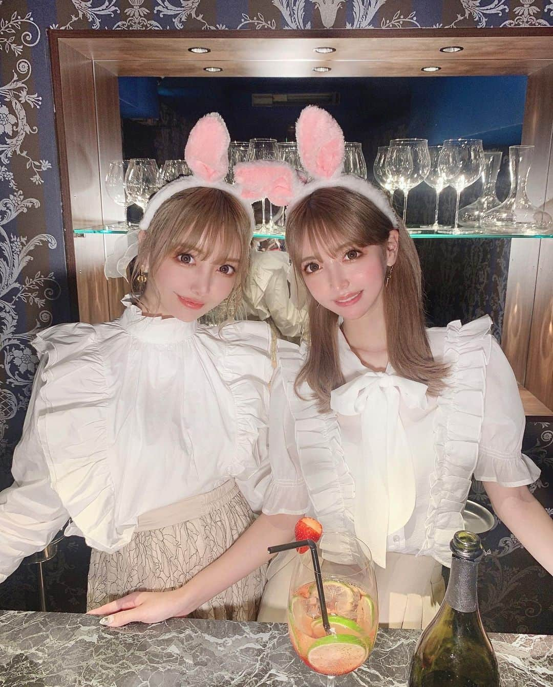 吉川ちえさんのインスタグラム写真 - (吉川ちえInstagram)「【🐰🎀🐰🎀🐰🎀🐰🎀】 . この前りなちゃんの誕生日会🎂した時 うさぎの耳つけて遊んでた時の🤣💗💗 . ふたごウサギさん😂❤️❤️ . #双子 #twins #うさ耳 #うさ耳カチューシャ」4月27日 22時41分 - yoshikawachie_16