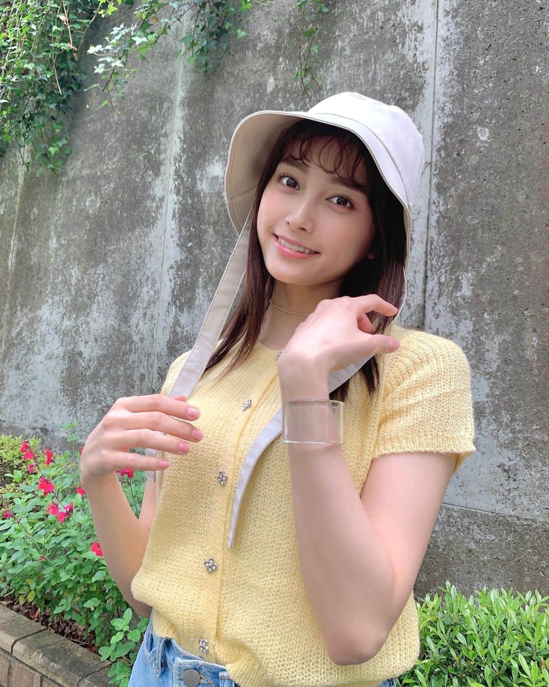 小山リーナさんのインスタグラム写真 - (小山リーナInstagram)「. 帽子買ったはいいけど使い方ちょっと難しかった🌽🌽 黄色のサマーニットが可愛い〜〜」4月27日 21時19分 - rina_koyama_box