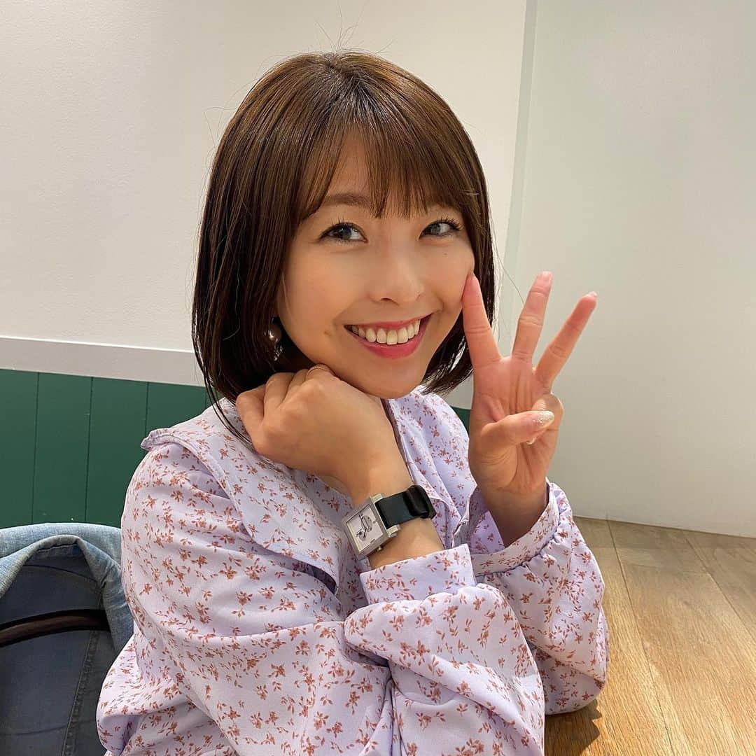 小尾渚沙さんのインスタグラム写真 - (小尾渚沙Instagram)「【お知らせ】 bayfmで毎週（日）20:00〜21:00に放送している『THE FLINTSTONE』🎤 . ４月から30年目に突入し、新たにPodcastとして配信がスタートしました✨ 各種サブスクリプションサービスなどで、いつでもお聴き頂けます💕 是非チェックしてくださいね✨ . 写真は30年目に突入という意味と、３代目ＤＪとして引き続き頑張りますという意味を込めて、3️⃣です💕笑 . . 時計は @nomonday_jp ⌚️✨ 『obinadg67』のクーポンコードで10%オフになります✌️ （※有効期限は2022年4月6日です） . . . @bayfm_official  #bayfm #radiko #radio #podcast  #nomonday #fashion #watch #gift  #ラジオパーソナリティ #ラジオパーソナリティー  #ラジオのある暮らし #ラジオDJ #ラジオ #ラジオ好きな人と繋がりたい #ラジオ番組  #ノーマンデー #腕時計 #時計 #手元倶楽部 #新生活 #ギフト #プレゼント  #レディースウォッチ #ペアウォッチ #アクセサリー #フリーアナウンサー #小尾渚沙」4月27日 21時12分 - obi_nagisa