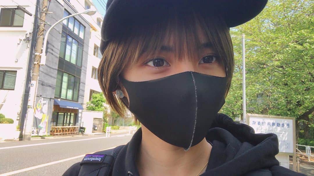 佐野千晃のインスタグラム：「ショートカットにしてからの初めての収録🏃‍♂️﻿ ﻿ 可愛いとか似合うとかたくさんプラスの言葉聞けて本当嬉しい😊﻿ ﻿ 帰り私服になったら少年としか言われなかったけど！笑﻿ ﻿ せめて少女にして！笑﻿ ﻿ #natural #healthy #good #gilrs #gilr #cool #cute #ooted #selfie #self #face #笑顔 #ひまわり#ショート #ショートカット」