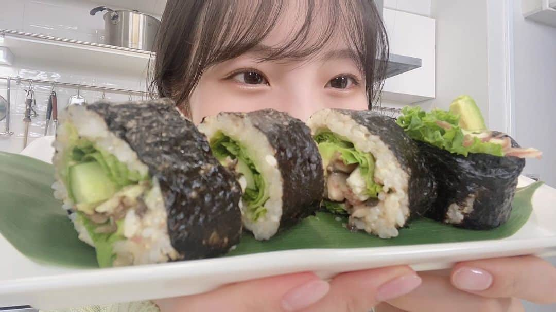 本田真凜のインスタグラム：「🥑🥑🥑 . コメント欄食べ物の絵文字でいっぱいにして下さ〜い（望結に便乗） . 5月2日スタートです！ #本田真凜のすべらないクッキング  （ちゃんとすべってる）」