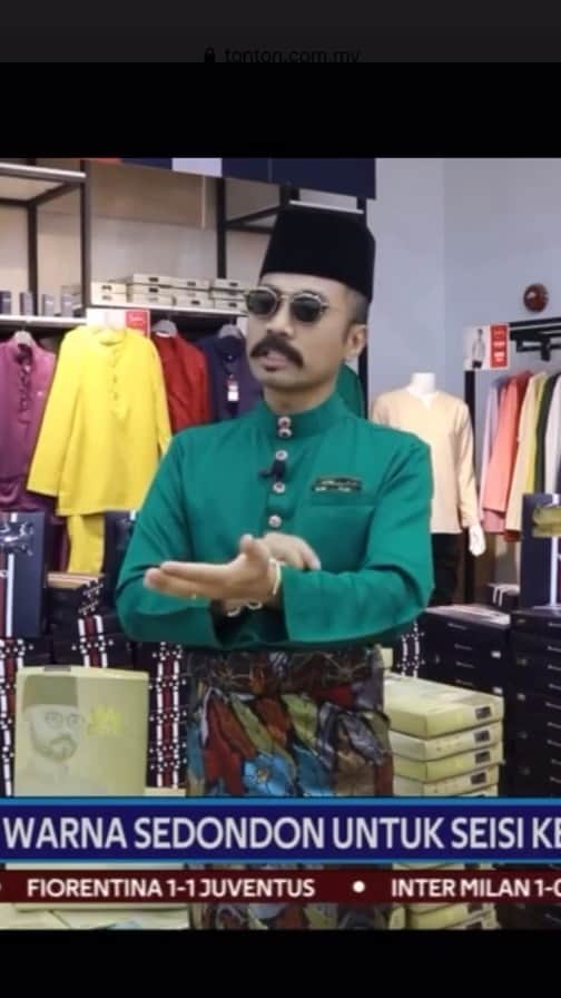 Wak Doyokのインスタグラム：「Cepat-cepat datang ke @starvilion @wakdoyokclothing ada discount 30%-85% di butik seksyen 7 shah alam. Discount berjalan sampai abang jamil mampos sila clink bio link di @starvilion untuk pembelian online」