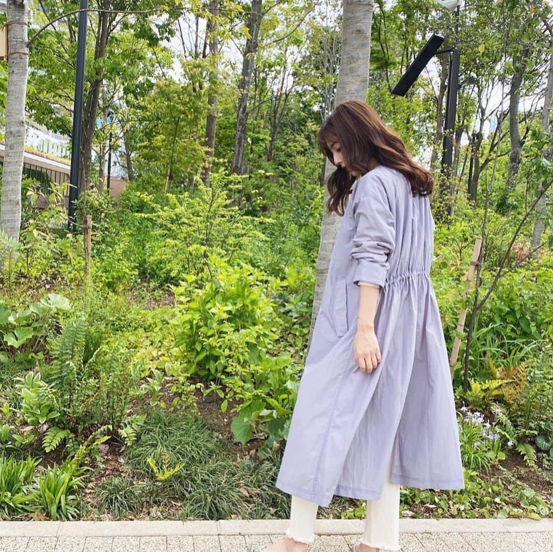 のインスタグラム：「#stunninglure サラッと羽織れてとても軽い @stunninglure のアウター💜 使わない時は鞄に入れてもかさばらないし、 シワもあまり気にならないのが嬉しい☺️ とても使いやすいので、 ショート丈も買い足そうか悩んでいます🤣」
