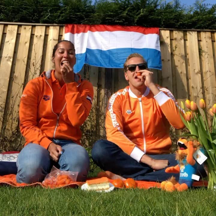ラノミ・クロモウィジョジョのインスタグラム：「Gelukkig hebben we de filmpjes van vorig jaar nog 🙄 🧡Fijne Koningsdag! 🧡」