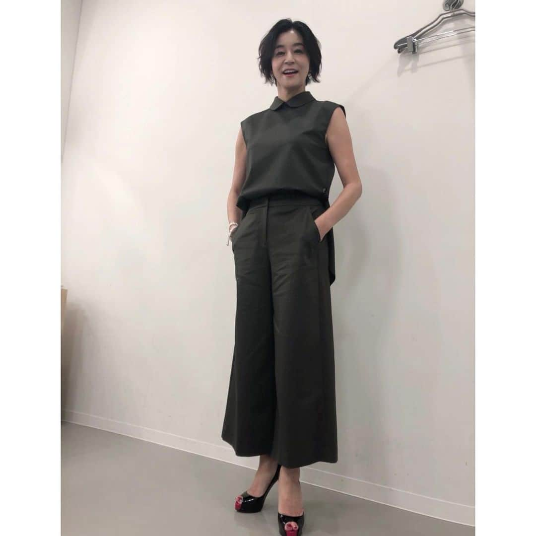 高嶋ちさ子さんのインスタグラム写真 - (高嶋ちさ子Instagram)「今日のネロ 日増しに凶暴になるネロ お座りを教えたら4回目にできたネロ いつに間にかソファーに登れるようになってたネロ 私の商売道具の指を噛みまくるネロ  ママみたいになったらどうしようと言う次男  今日はテレビのお仕事でした。明日は#今夜くらべてみました に出ます  北海道から来たアスパラを、料理男子に貰った特別なお塩で食べてみたら、美味しすぎた。 アスパラand料理男子恐るべし  暴君ネロ @stylist.ogasawara」4月27日 22時02分 - chisakotakashima