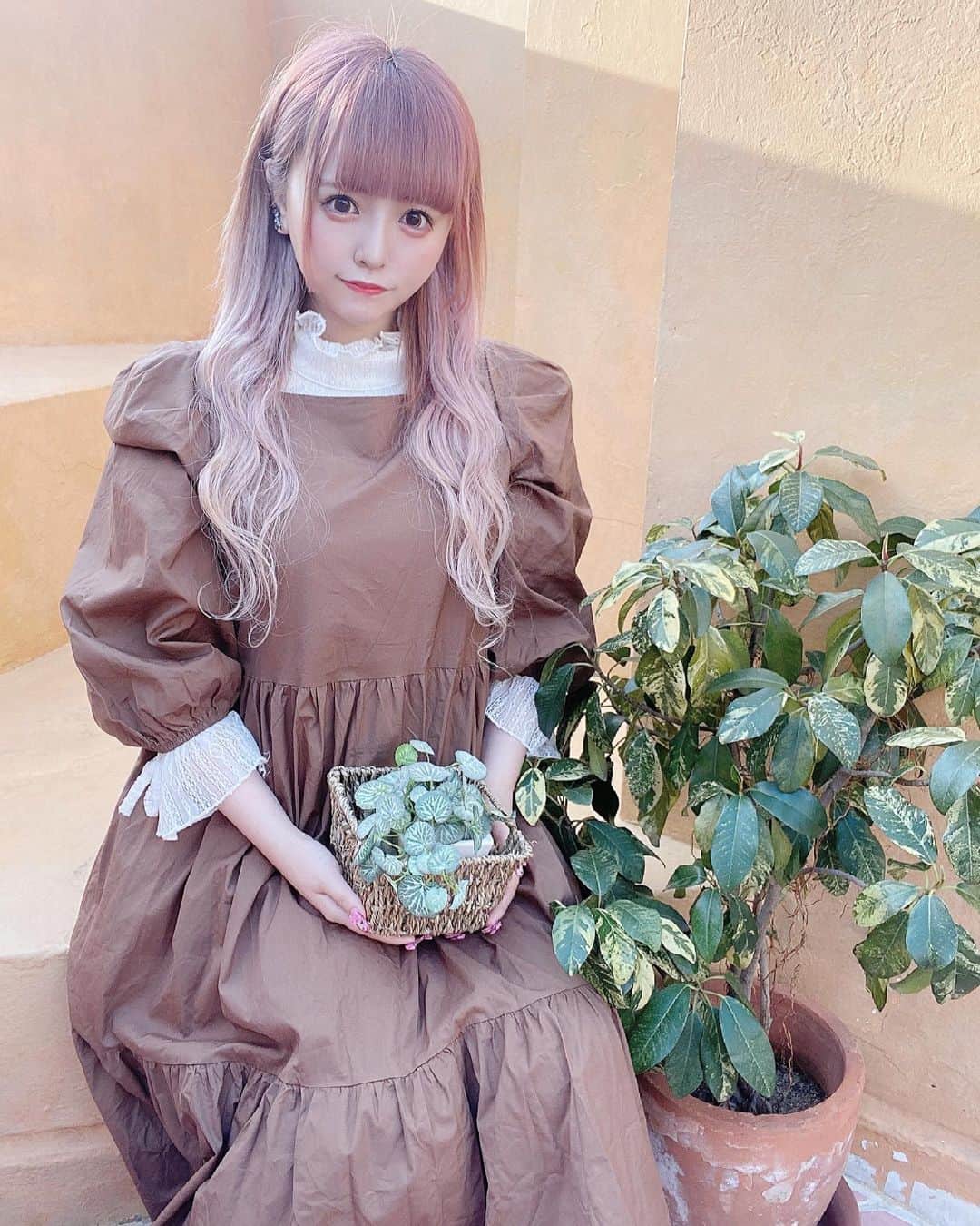 桜木妃奈のインスタグラム：「スタジオにジャージで行ったら思いのほか映そうだったので北野さんの私服を借りて撮りました。観葉植物のおかげで #ていねいな暮らし  みたいな人に見える」