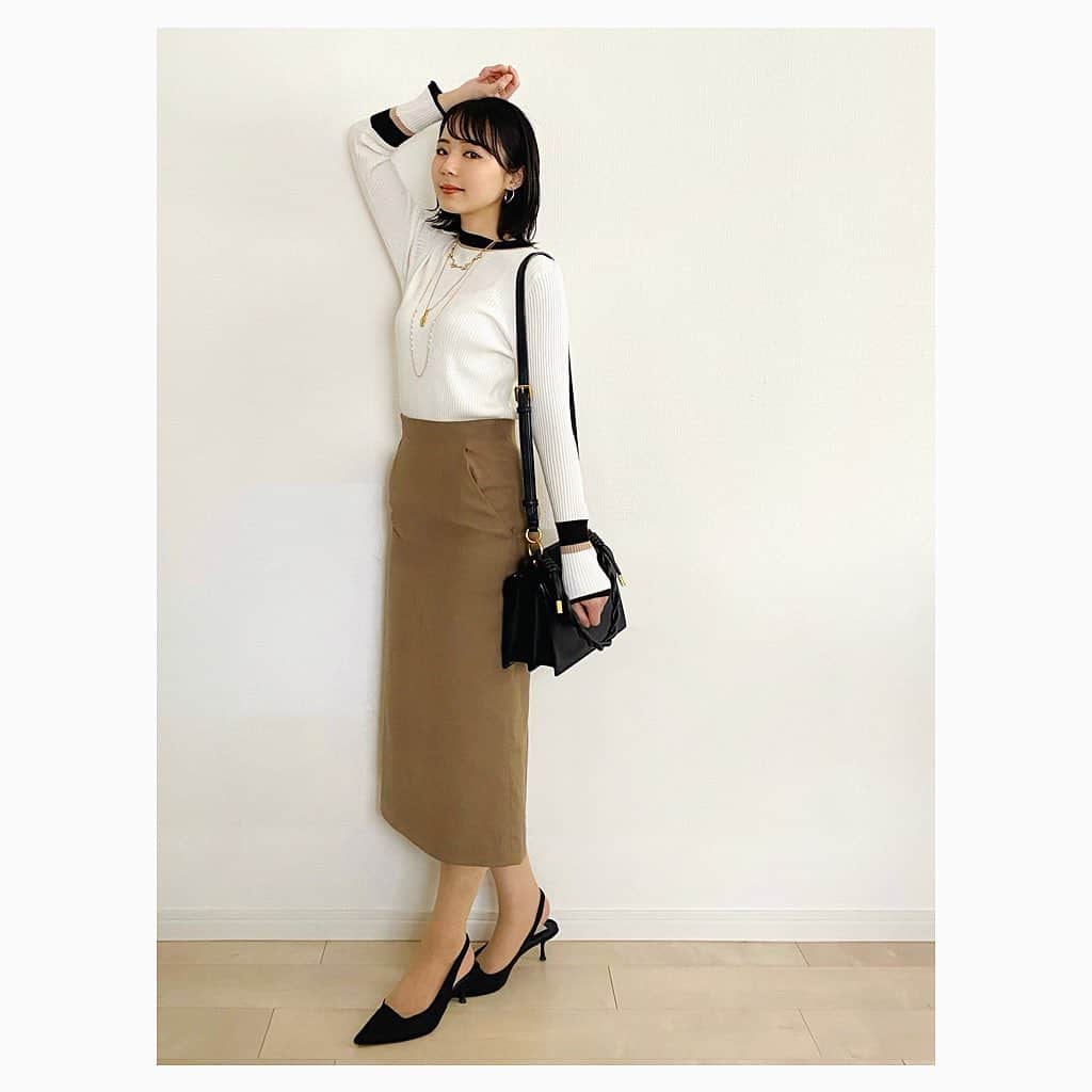 のインスタグラム：「なんだか寒い……⁉︎🦤🥝❁° とりあえず春ニットを。 通年穿いているけれど, 春夏になると特にこのカーキスカートの出番が増えます。オックス素材なのでやっぱり春夏感があるのかな。  白×黒×カーキ。一見シンプルな組み合わせも, 襟と袖の配色ラインと ネックレスの重ねづけで華やかに……。 ネックレスは重ねづけを楽しみたくて, いろいろ組み合わせを試して買いました。昔買ったオーバルチャームのネックレスともぴったりだった🥰  knit. 韓国EC skirt. #allureville mule. #zara bag. @charleskeith_jp  necklace. すべて @noirdepoupee_official  pierce. #cycro ring. #noirdepoupee #cuicui watch. #agete  #お仕事コーデ #オフィスカジュアル #オフィスコーデ #お仕事服 #通勤コーデ #通勤スタイル #olコーデ #スーツコーデ #スーツ女子 #スーツスタイル  #ジャケットコーデ #ジャケット女子 #ジャケットスタイル #ノーカラージャケット  #charlesandkeith」