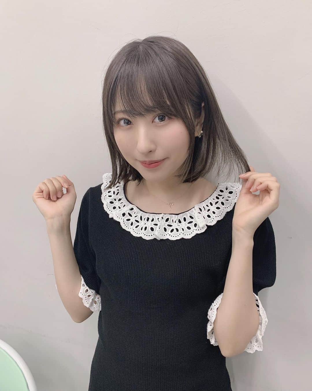 小桃音まいのインスタグラム：「🐈‍⬛ . 暗く黒く短くなりました❤︎. 似合ってる？あり？すき？. . . Showroomありがとうございました！.」
