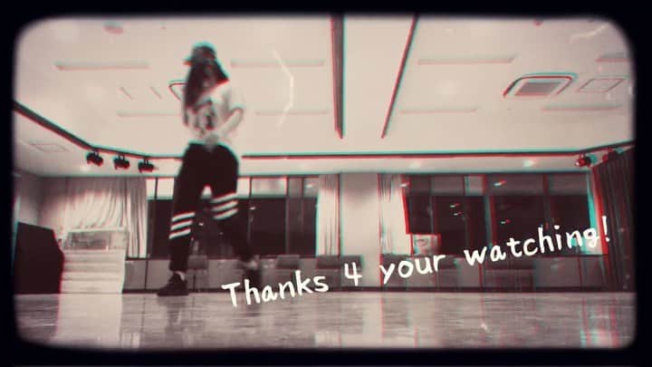 Dance MANAのインスタグラム：「19歳の時からダンスインストラクターをやっていますが、恐ろしい事に、今まで、たぶん一度も.........事前に振り付けを創ってレッスンに向かったことがないと思われます🙊㊙️w  (振り付けの仕事の時は事前に創り込んでいくよ！笑)  レッスン場所に着いて、その場で、今日はこの曲！🤟♫と決めて、レッスン中に振り付けを創りながら♫そのままレクチャーしていくスタイル🙊㊙️  Music by 🎧★ #eselilone  #foreveryouandi   #dancer #choreography #niki 👟 #hiphop #rnb #choreographer #ダンス動画 #fashion #即興振り付け #インプロ #モノトーンコーデ」