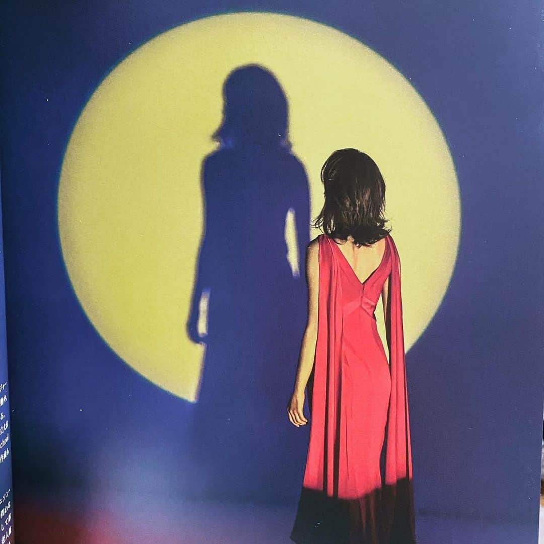 安蘭けいさんのインスタグラム写真 - (安蘭けいInstagram)「今夜は満月🌕 月に帰りたくなりました。  #かぐや姫 #ごっこ #コンサートの #パンフレットより #昨日  #退団12年目 #干支ひとまわり  #ありがとうございます」4月27日 22時32分 - toko_aran