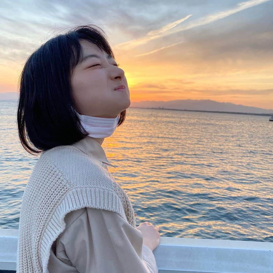 小室ゆらさんのインスタグラム写真 - (小室ゆらInstagram)「.﻿ ﻿ ﻿ 先日のpostと同じ日！﻿ 夕日食べチャレンジ ܾ ܾ 𖥧𓇣 ܾ ܾ ܾ﻿ ﻿ この日の夕日はほんとに綺麗だったなあ🌤﻿ ﻿ ﻿ さてさて、﻿ 告知が遅れて申し訳ないのですが、﻿ NHKドラマ『今ここにある危機とぼくの好感度について』﻿ にちらっと出演させて頂きます🧦♡﻿ ﻿ 実は1話はもう放送済みなのですが﻿ 明日4/28(水)の23:40~0:29に再放送があります☺︎︎﻿ ぜひ観てください ˎˊ˗﻿ ﻿ ﻿ ﻿ #湘南 #夕焼け #富士山 #nhkドラマ ﻿ ﻿ ﻿ .」4月27日 22時33分 - komuro_yura_official