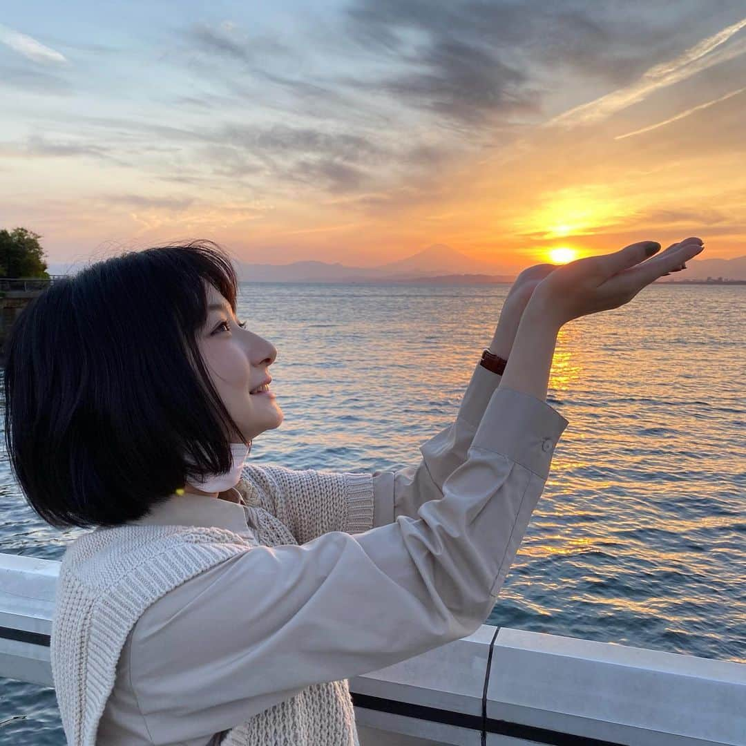 小室ゆらさんのインスタグラム写真 - (小室ゆらInstagram)「.﻿ ﻿ ﻿ 先日のpostと同じ日！﻿ 夕日食べチャレンジ ܾ ܾ 𖥧𓇣 ܾ ܾ ܾ﻿ ﻿ この日の夕日はほんとに綺麗だったなあ🌤﻿ ﻿ ﻿ さてさて、﻿ 告知が遅れて申し訳ないのですが、﻿ NHKドラマ『今ここにある危機とぼくの好感度について』﻿ にちらっと出演させて頂きます🧦♡﻿ ﻿ 実は1話はもう放送済みなのですが﻿ 明日4/28(水)の23:40~0:29に再放送があります☺︎︎﻿ ぜひ観てください ˎˊ˗﻿ ﻿ ﻿ ﻿ #湘南 #夕焼け #富士山 #nhkドラマ ﻿ ﻿ ﻿ .」4月27日 22時33分 - komuro_yura_official