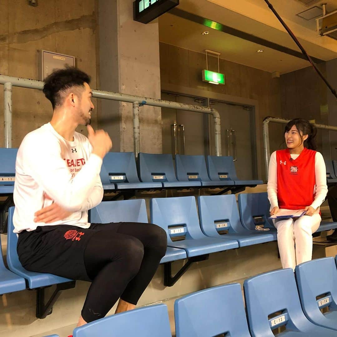 竹内里奈さんのインスタグラム写真 - (竹内里奈Instagram)「🏀今日のモーニングこんぱすで、 千葉ジェッツの、 #大宮宏正 選手のインタビュー放送でした🎤 サービス精神旺盛の大宮選手、インタビュー後に ブッダのポーズ！？🤣をしてくれました٩( 'ω' )و ・ あとシーズン僅かですが‥ GO!JETS!!🔥 ・ ・ ・ #千葉ジェッツふなばし #千葉ジェッツ #bリーグ #バスケ #basketball #バスケ選手 #バスケ好き #バスケ女子 #スポーツ女子 #インタビュー #チバテレ #モーニングこんぱす #テレビ神奈川 #テレビ埼玉 #アナウンサー #フリーアナウンサー #竹内里奈」4月27日 13時37分 - rina.takeuch