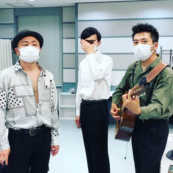 森慎太郎のインスタグラム：「こがけんさんとトリオやらせてもらいました。セッションってやつですね #こがけん さん #ロックが体内に流れてる人 #モーガンフリーマン  あと、今日は配信ライブなので是非観て下さい！  生配信 『どぶろっく弾き語りライブ』  【日時】 2021年4月27日（火）19:30開演 （公演時間約60分～70分）  【配信メディア】 「ツイキャス　プレミア配信」 配信アカウント=「shibuya gee-ge.（渋谷ジージ）＠shibuyageege」  【チケット購入】 「キャスマーケット」webページ https://twitcasting.tv/shibuyageege/shopcart/58408 にて登録→ログイン→購入  【料金】 2,000円  【お問い合わせ】 shibuya gee-ge.（渋谷ジージ）  ※お子様のご視聴はお薦めいたしません。 ※見逃し2週間視聴可能。 ※「ツイキャス　プレミア配信」のご視聴方法やチケット購入の流れなどは、チケットご購入前に「キャスマーケット」webページなどで必ずよく確認してください。」