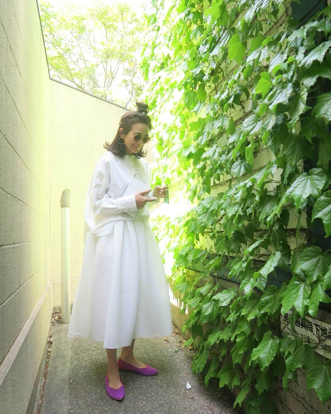 Mai Wakimizuのインスタグラム：「パンツ合わせが多かったシャツを新作のメッシュスカートとスタイリング。良いやん、好きな感じ♡ボリュームあるアイテム同士のバランスをコントロールしたい時は、とりあえず前をインするとなんとかなる。笑 発売日の今週29日インスタライブを予定してます＼(^o^)／沢山の着こなしをご紹介出来たらと考え中♡何時頃が良いかな？ご質問などあれば是非コメント下さい♡ #wakkinstyle#ootd#coordinate#ママコーデ tops:#linkable @linkable_official(今週29日再入荷予定) skirt:#linkable @linkable_official(今週29日〜予約販売予定) bag:#jilsander  shoes:#offen sunglasses:#oliverpeoples ×#therow」