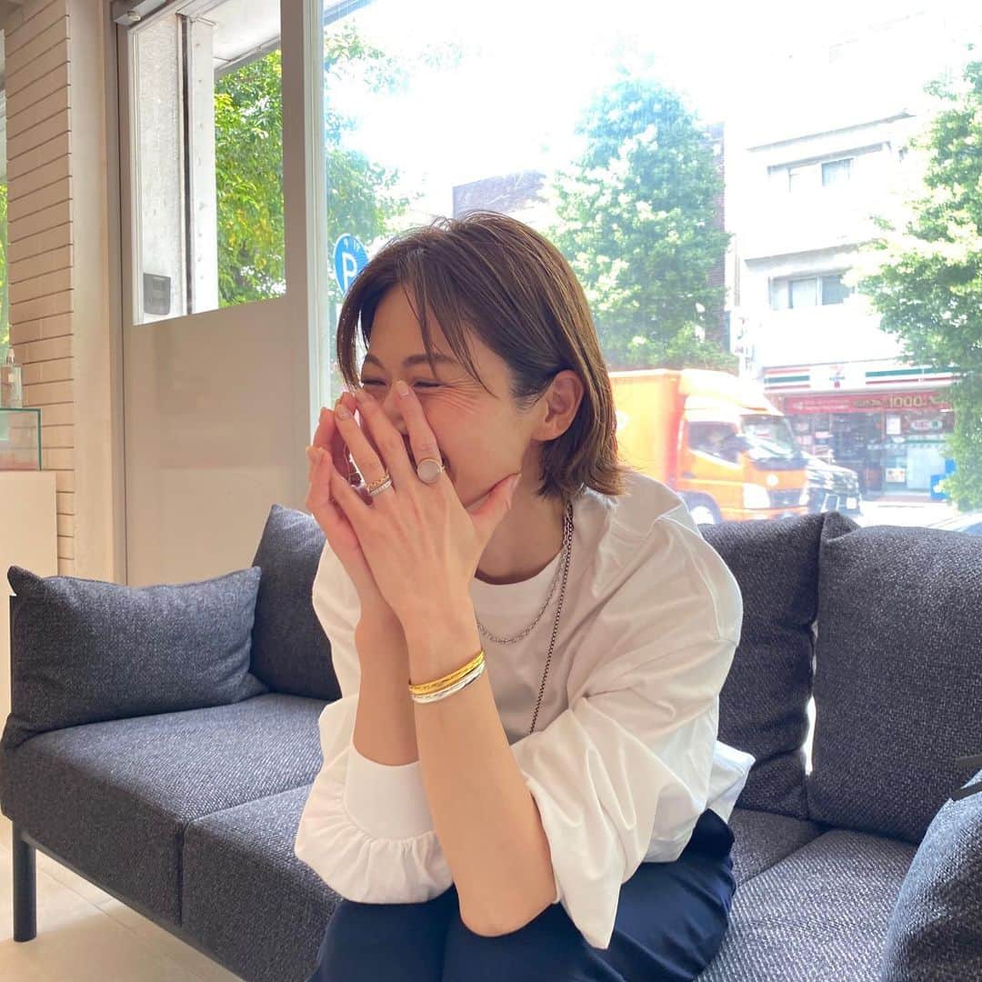 畑野ひろ子のインスタグラム：「ピュアシルバーと24K goldのブレスを重ね付け。最近は、ゴールドとシルバーを自分なりにミックス🥰  高硬度ピュアなシルバーって珍しいし サスティナブルなジュエリーなのも魅力の一つ😌」