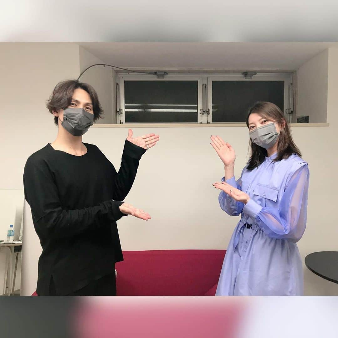 朝夏まなとさんのインスタグラム写真 - (朝夏まなとInstagram)「. 『加藤和樹の深ボリRADIO‼︎』 聞いてくださった皆さま ありがとうございました✨  初めてのニコ生は 未知の世界で面白かったです😄 皆さんのコメントに テンション上がりました ありがとう🥰  かずっきーと 久しぶりに話して たっくさん深ボリされました笑  菊田一夫演劇賞のお祝いができたのも嬉しかったです✨  またいつか共演できますように🌹  #加藤和樹 くん #昨日覚えた言葉 #ジングル 🔔 #弾幕 #🌹 #バラ #朝夏まなと #天真爛漫なごぼう」4月27日 14時41分 - asaka_manato_official