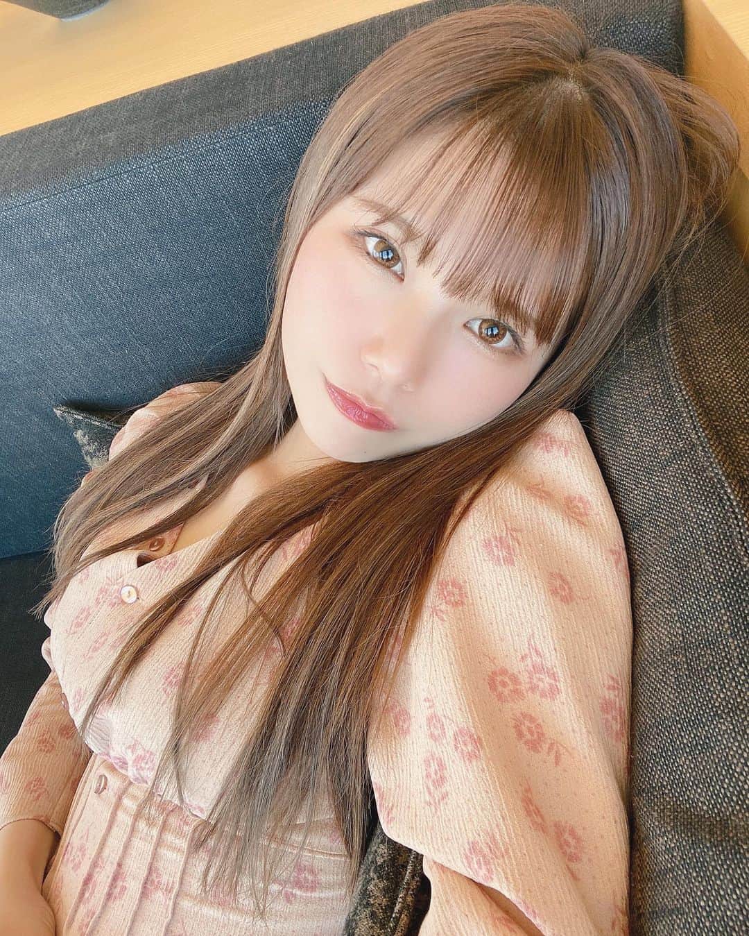 のインスタグラム：「. . 久しぶりに丸一日お休みとって ななぴ@__nanapgram__ と お泊まりスパデートでした👭 . . アフタヌーンティーもご飯も お部屋で食べれてとてもよかった👏😭✨✨ . . ボディのスパが気持ちよすぎて、夜ご飯の後フェイシャルでおかわりスパした😇 . . 楽しすぎてずっと爆笑してたヨ . . #お泊まり#お泊まりデート#女子会#スパ#アマン東京#アフタヌーンティー#都内デート#おこもりデート」