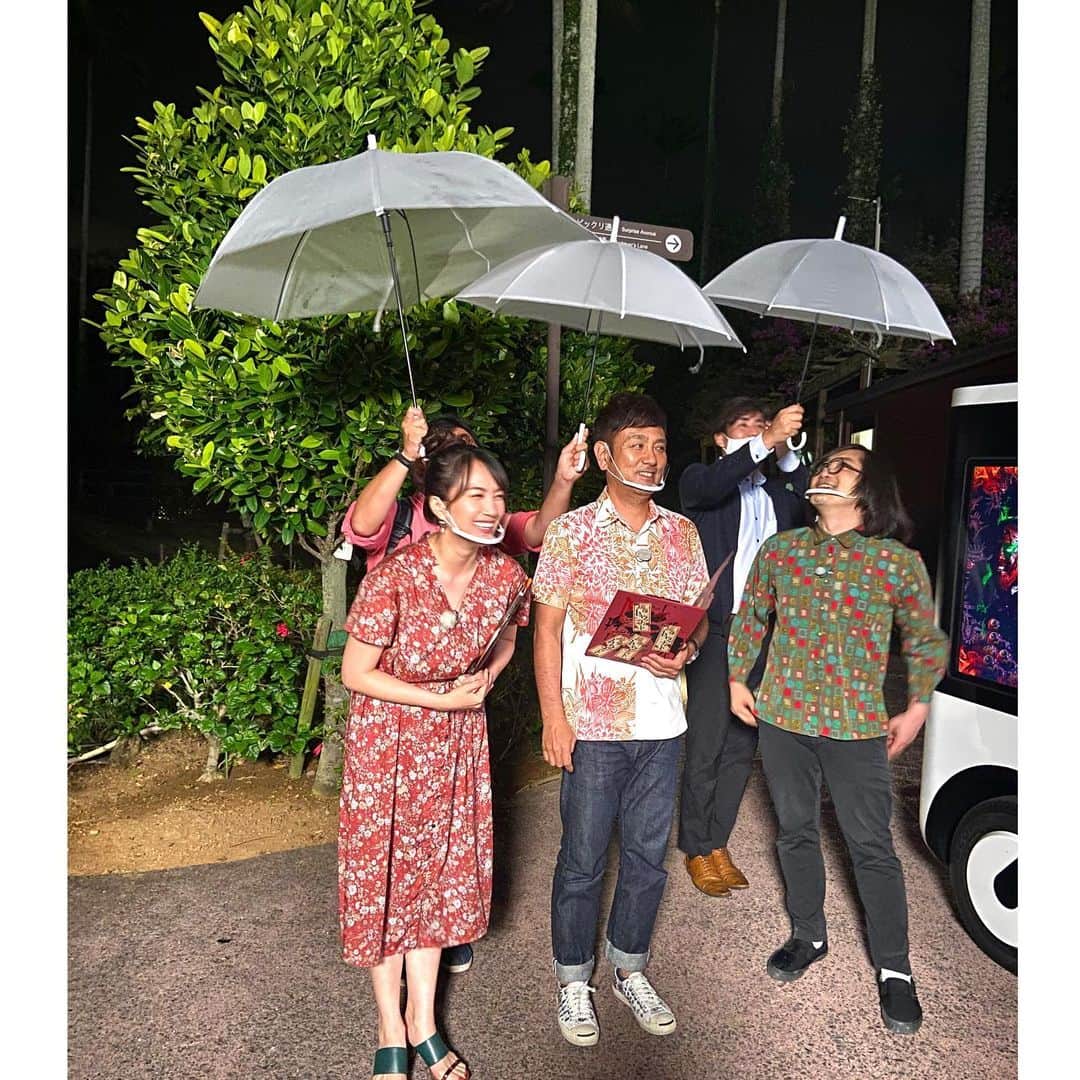 崎山一葉さんのインスタグラム写真 - (崎山一葉Instagram)「*>>>🌴 * 今夜 7:55から沖縄テレビ (8チャンネル)で放送の #琉球トラウマナイト 。  撮影現場のヤシの木が圧巻でした🌴  途中、小雨が降った時にスタッフさんが差してくれた傘のサイズ…  先輩MCのひーぷーさんと、ゲストの松原タニシさんを差し置いて、 私の傘が大きい😂  @ryukyutraumanight」4月27日 15時25分 - kazuha_sakiyama