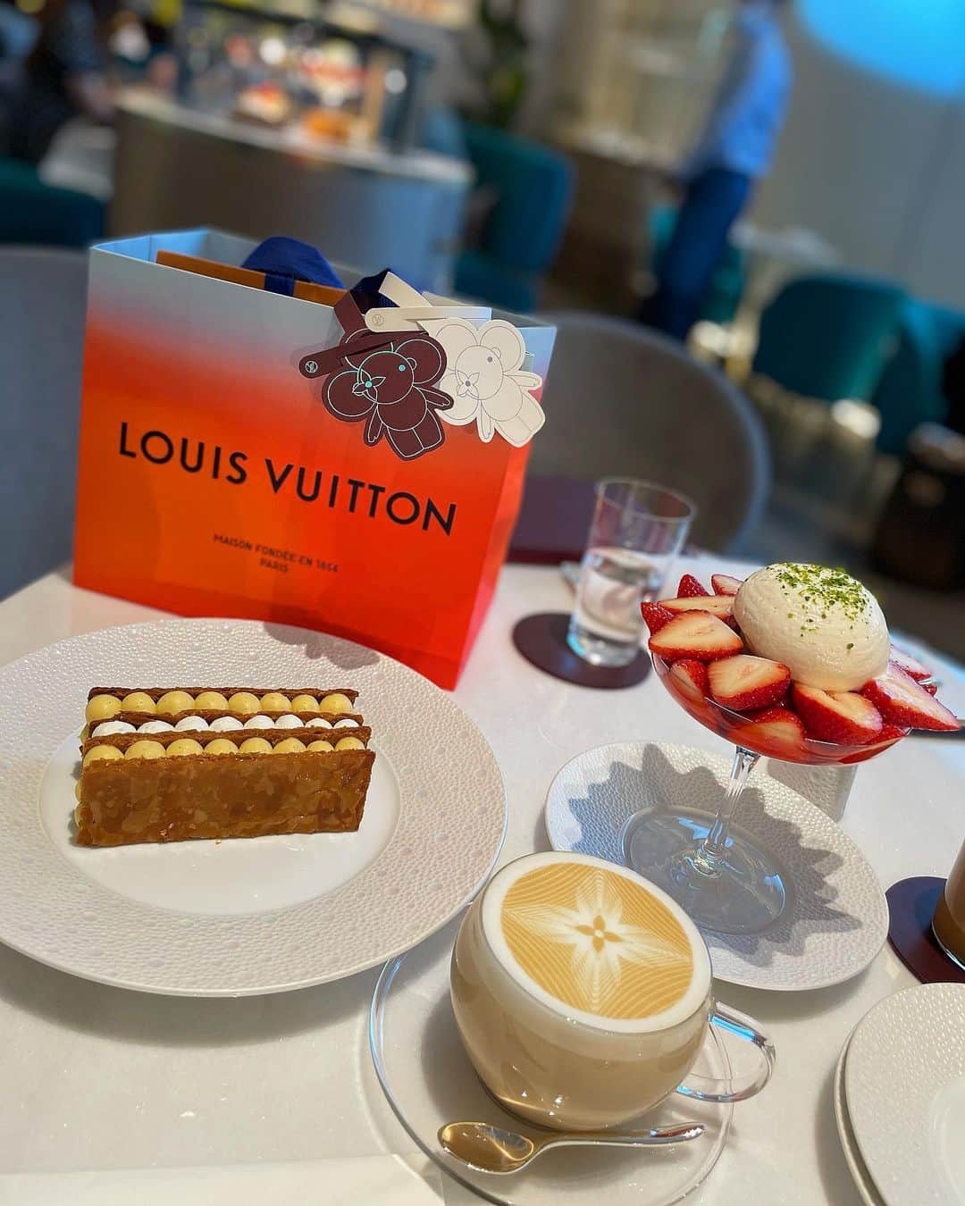 ayuさんのインスタグラム写真 - (ayuInstagram)「𝐋𝐎𝐔𝐈𝐒 𝐕𝐔𝐈𝐓𝐓𝐎𝐍 𝐂𝐀𝐅𝐄 I went to two Louis Vuitton cafes in the world☕️🧁💠 ・ 世界2号店の【le cafe v】 @lecafev   SUGA LABOの須賀シェフが 手掛けるcafeです✨  大阪の次は東京の銀座に オープンしたので行ってきました😉  オープンしたばかりだから 店内は満席で11時のオープン時に行ったけどすでに並んでいました🤭  綺麗なブルーのソファーがアクセントでした🛋✨🦋✨  お店の広さは大阪の方が広くてゆったりしてましたがメニューは東京の方が多かったです💕  前回大阪で古都華のイチゴ食べたので今回は定番のミルフィーユを頂きました😋💛 ・ #lecafev#louisvuittoncafe#ルカフェヴィー #ルイヴィトンカフェ#ヴィトンカフェ#銀座カフェ#ヴィトンカフェ銀座#ルイヴィトン銀座並木通り店#東京アフタヌーンティー#東京カフェ巡り#スガラボ#cafetime#ayuログ#ラテアート#ミルフィーユ」4月27日 15時42分 - ayu888ayu