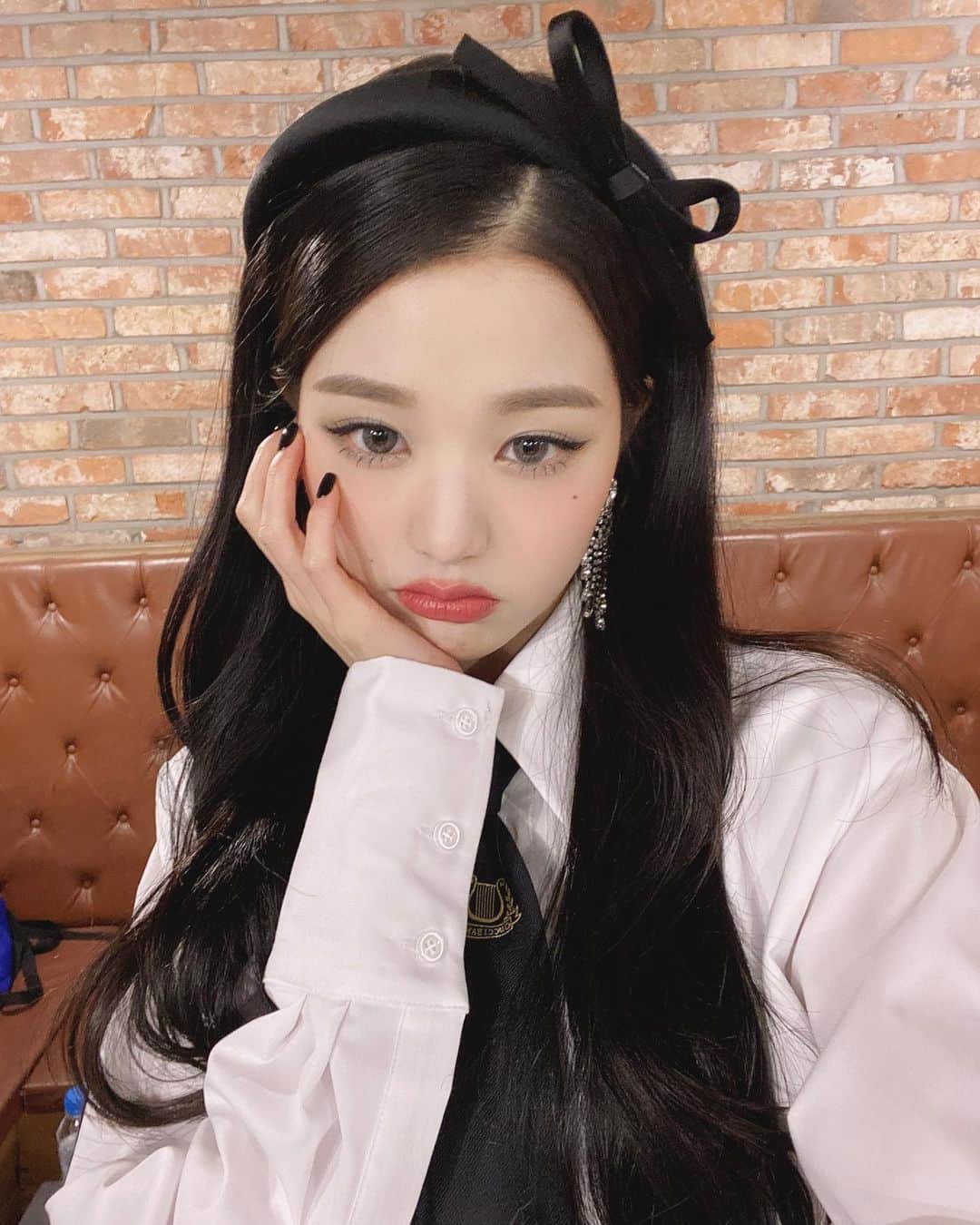 IZ*ONEのインスタグラム：「앨범 보면서 추억여행하기💗🚂✨  アルバムを見ながら思い出の旅💗🚂✨  #원영 #ウォニョン #IZONE #아이즈원 #アイズワン」
