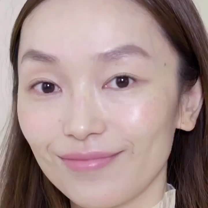 rms beautyのインスタグラム：「✨数量限定 好評発売中✨﻿ 2月の発売後すぐに完売したリップチークグロークワッド。もうお試しになりましたか？﻿ どのカラーも肌に馴染み使いやすく、単品でも混ぜて使ってもどちらもおすすめ◎﻿ 頬やまぶた、唇に、おすすめの使い方をムービーで紹介しています👉﻿ ﻿ 〈その他おすすめの使い方〉﻿ ①左下:リップチーク スペルは、アイシャドウとして、チークとして、目元や頬にポンポン載せると、お肌に馴染んで自然なツヤと発色。こなれた雰囲気が簡単に作り出せます。﻿ ②右下:リップチーク ビーラブドに、左上:シャンパンローズルミナイザーを混ぜることでお好み濃さの赤リップ&チークに！﻿ さまざまな使い方をお試しください。﻿ ﻿ rms beauty リップチーク グロークワッド﻿ ¥3,850（税込）﻿ ﻿ #メイクアップキッチン #コスメキッチン #ビーブルバイスコスメキッチ ン#rmsbeauty #rms #数量限定 #ルミナイザー #リップチーク #ツヤ感　#頬にもリップにもまぶたにも　#質感メイク　#マルチユース  #メイク好き　#ツヤ肌メイク　#コスメ好き」
