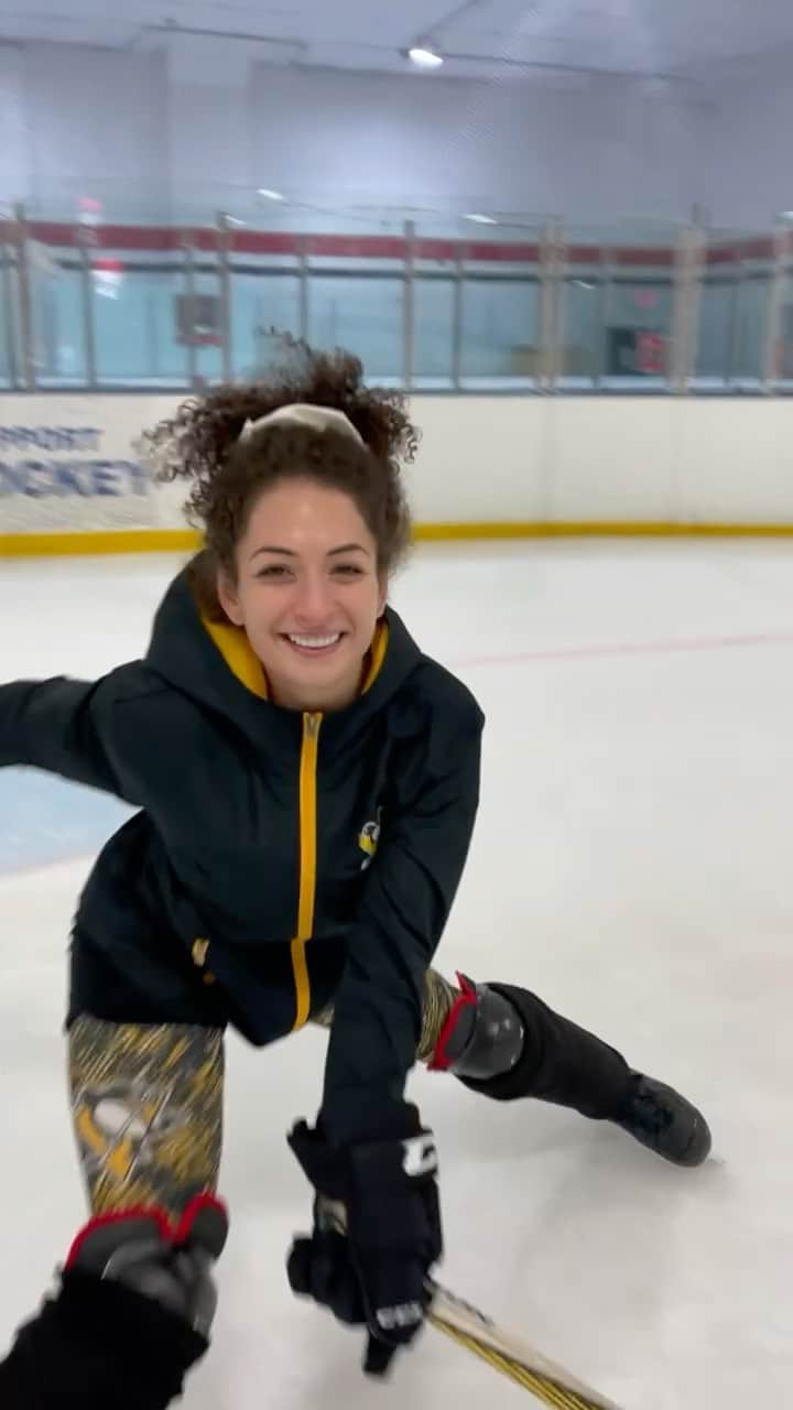 エレーネ・ゲデヴァニシヴィリのインスタグラム：「#TransitionTuesday @cuttingedgeiceacademy_ 🏒 Almost took my camera boy @elliot_kim19 out while filming this but almost doesn’t count 🤷🏻‍♀️😌  .  . . . #hockeylife #hockey #agility #sport」