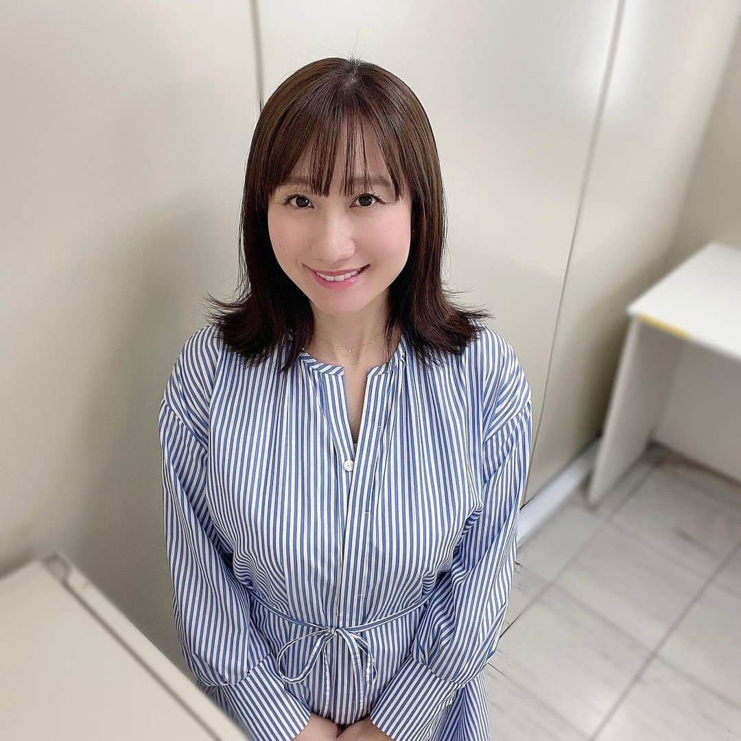 吉井明子さんのインスタグラム写真 - (吉井明子Instagram)「新しい髪型で✨ ブルーストライプ💙のシャツワンピースでした😌  詰め替え用のシャンプーとコンディショナーをボトルに詰め替えようと思いながら使い続けて、すでに残りが３分の１になってしまった…このまま使い終えてしまいそう…詰め替えたい、今日こそ！！  #4月27日 #zerooclock #シンデレラタイムのお天気 #きょう一番早い天気予報 #nhk #bsニュース4kプラスふるさと #bsニュース #bs1 #bs4k #気象予報士 #気象キャスター #weatherforecaster #기상캐스터　#吉井明子」4月27日 17時41分 - akiko_yoshii_sunny_rain