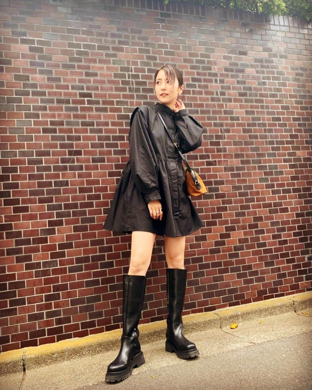 石川恋さんのインスタグラム写真 - (石川恋Instagram)「春私服💐 短めのシャツワンピにロングブーツを合わせた コーデをしたくて、どちらも今季購入したばかりのもの🥳 甘くなりすぎるのが嫌なのでオールブラックでまとめました！  普段はパンツか履いてもロングスカートだから1日中そわそわした。。 けどたまにはいいね☺️🌈 #StyledbyRen #ootd」4月27日 17時40分 - ren_ishikawa