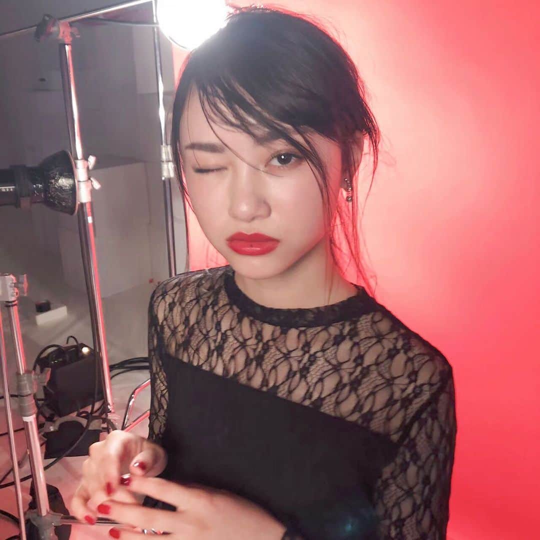 ニコ☆プチのインスタグラム：「🌹  ビーティーでクールでときどきおちゃめなレイラ☺︎🖤 かっこよすぎるオフショどうぞ🙌  #犬飼恋彩」