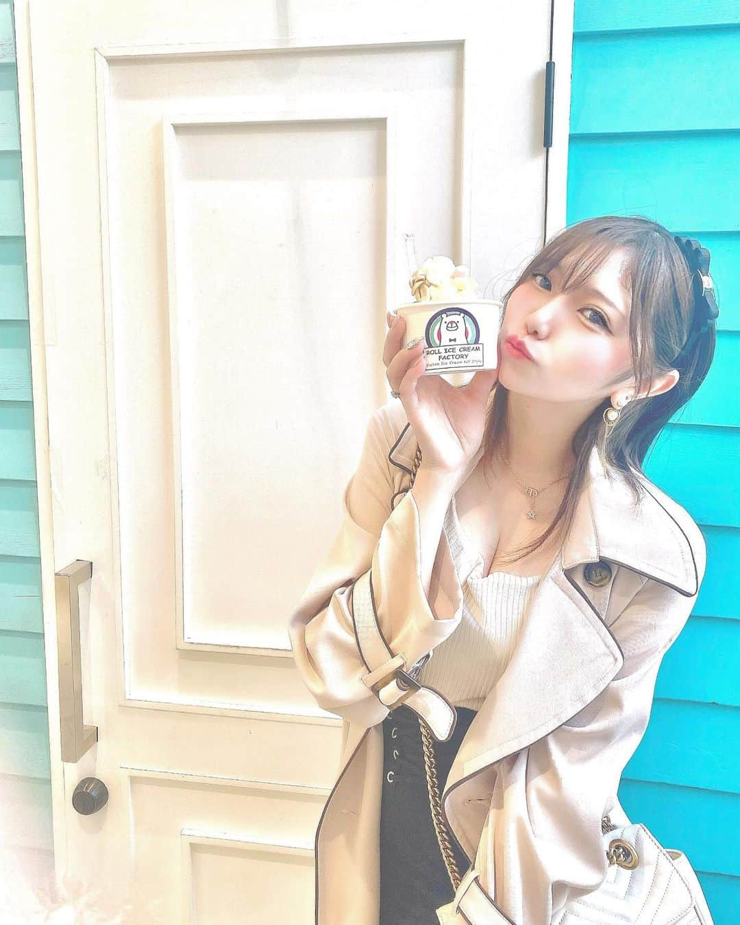 ゆーちゃんさんのインスタグラム写真 - (ゆーちゃんInstagram)「「相手を信じる」っていう言葉はよく耳にするけれど 実際本質を見た時に どんな意味なんだろう？と考えてみると、 「相手自身を信じている」というよりも、 「自分の理想を相手に期待してしまっている」に寄っていることはありませんか？  よく 「期待していたのに」とか「裏切られた」 そういう マイナスな言葉を聞くことが多いけれどそれは その人が自分のことを裏切ったというより 「相手の見えなかった部分が見えただけ」だったりする、 その見えなかった部分も相手の個性だと受け入れることが 「信じられる」ということなんだって。  人を信用したり 期待すること含め 決して簡単なことではないからこそ、 「信じる」という言葉を口に出すことで  安心したいのかもしれないし、 自分が今、人を信じることはできても なかなか人に期待することを避けてる理由が ここにあるのかもしれないなぁ。  なーんて先日お会いした方と盛り上がった話を思い出しながら メロンパンをくわえて空を見つめている黄昏時であります💭  この写真で手に持ってるのはアイスです。笑  #哲学 #ニーチェ  #心理学 #認知心理学 #帝王学 #理解  #読書﻿ #読書記録﻿ #読書日記﻿ #人生 #読書メモ﻿ ﻿ #読書倶楽部﻿ #本好きと繋がりたい﻿ #ビジネス書﻿ #格言﻿ #アウトプット﻿ #インプット﻿ #オススメ本﻿ #自己資産﻿ #シンママ #自己投資﻿ #投資家 #ビジネス成功 #成功 #成功者 #パーソナルキャピタル﻿ #読書道﻿ ﻿ #読書好きな人と繋がりたい ﻿ #読書女子 ﻿ #ビジネス書 #自己啓発」4月27日 18時06分 - yurina_era999