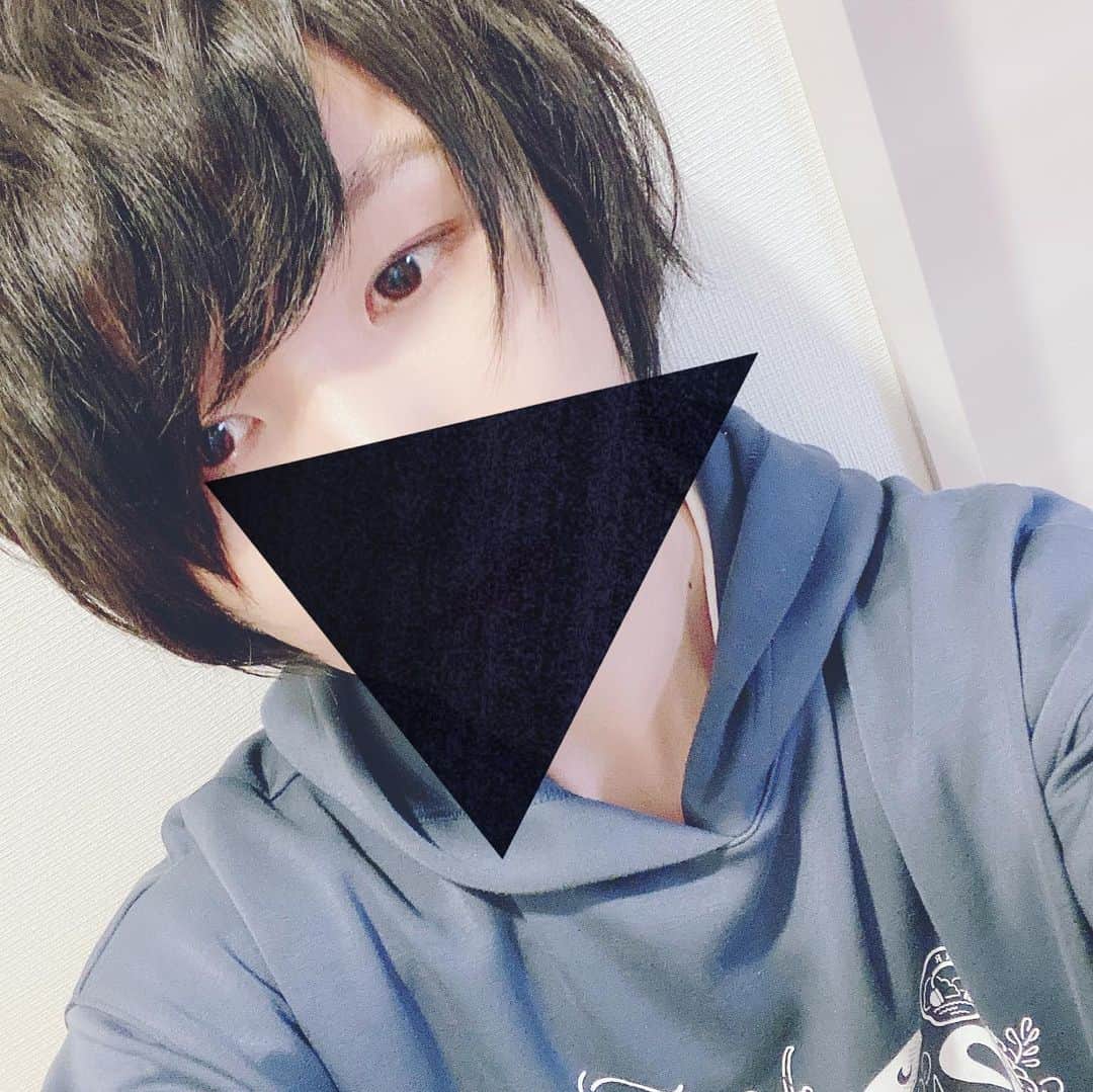 そらるのインスタグラム：「少しずつ撮影やリハーサルが増えてきて生活にメリハリがついてよい感じです　ここぞとばかりに写真撮ってます 最近はアパレル新作やオンラインライブの発表などしたので気になる人はホームページ見てみてみてみ  http://soraruru.jp/」