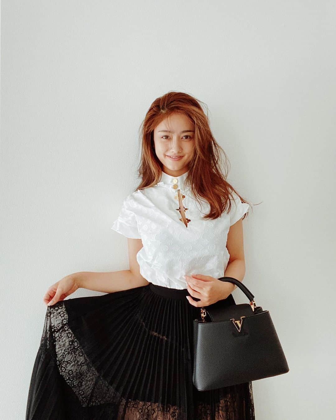 のインスタグラム：「みなさま今日もお疲れ様です❤️  Today’s me ❤️  スカート着ると嬉しくて回っちゃう🥺❤️  Tops bag @louisvuitton  Skirt @amerivintage」