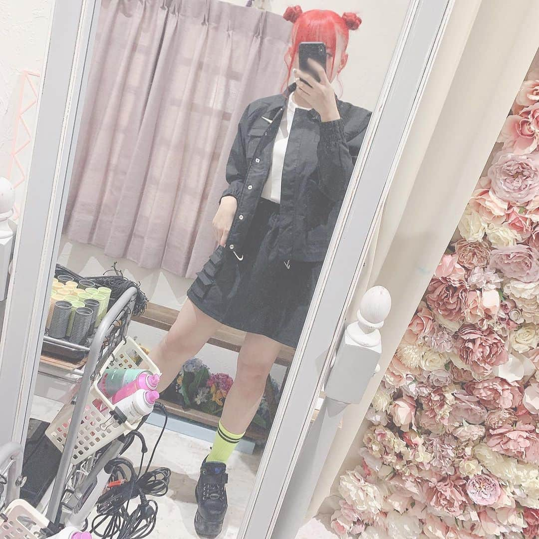 橋本からあげのインスタグラム：「撮影の時のお洋服可愛い〜🥴﻿ ﻿ ﻿ ﻿ ﻿ ﻿ ﻿ ﻿ ﻿ ﻿ ﻿ ﻿ #撮影 #顔デカくて #整形したくなった #整形 #ストリートファッション #ストリート系女子 #ストリートコーデ #ピープス女子 #ピープス #ピープス女子になりたい #赤髪 #ダイエット #ダイエット女子#nike #ナイキスニーカー #ナイキコーデ」