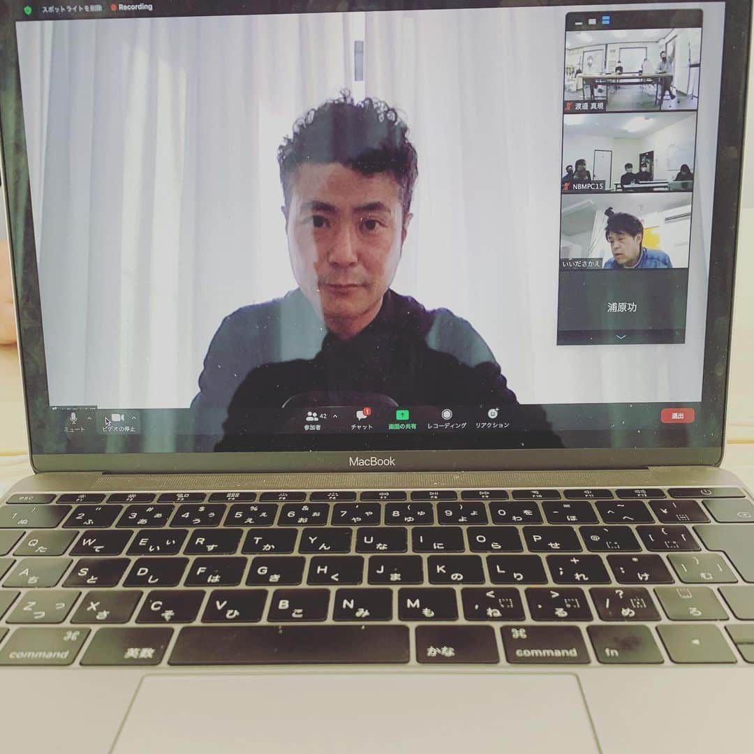 入江慎也のインスタグラム：「オンラインで全国の清掃業を携われている皆さんに90分のオンライン講演会をやらせていただきました。 皆さん同じ業種なので親近感がありまして、パワーをいただきました。 ピカピカの作業着着て初めての講演会でした。二年前は自分が清掃会社を立ち上げて、清掃の講演をやらせていただけることになるなんて全く思いませんでした。人生面白いです！ ありがとうございました😭  #株式会社ピカピカ #ハウスクリーニング #清掃業 #講演会」