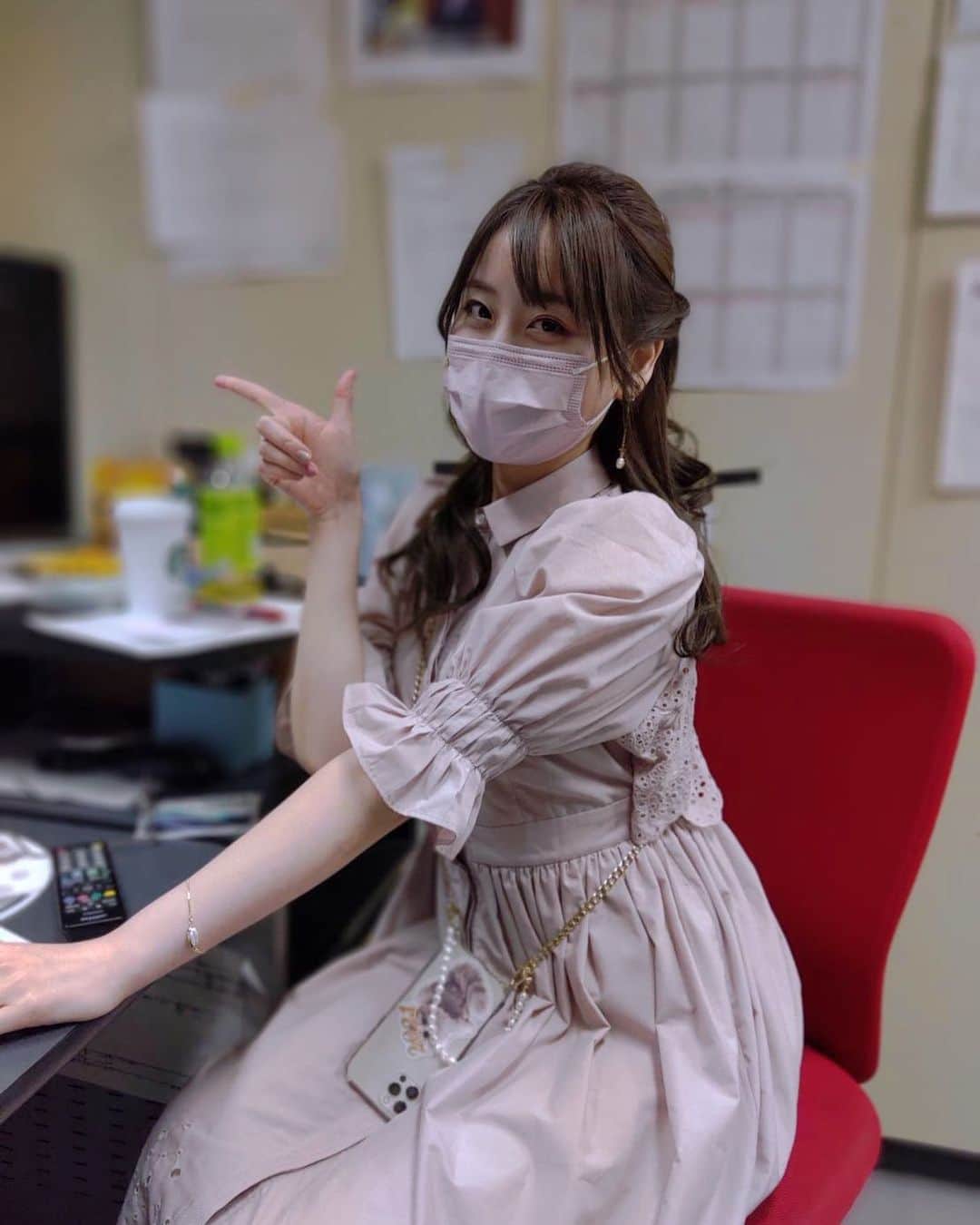 磯田彩実さんのインスタグラム写真 - (磯田彩実Instagram)「. . けいナビ制作中💻. . . 指の先にモニターあるんだけど、 写ってなかった。🤣. . . . #tvh#けいナビ#編集中. #放送は5/1#ゴールデンウイーク. #アナウンサー#磯田彩実. . . #outfit#herlipto.」4月27日 18時35分 - ayami_isoda.tvh7