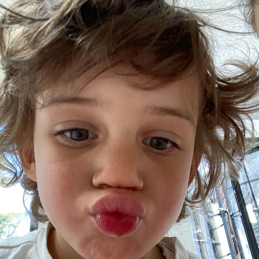 ジェイ・ボスロイドのインスタグラム：「Look at this🤣.... my son is sending me selfies already!!😍🥰🥰🥰😍 How cute is this boy!!! ❤️  #kisses#missingdaddy#babymodel」