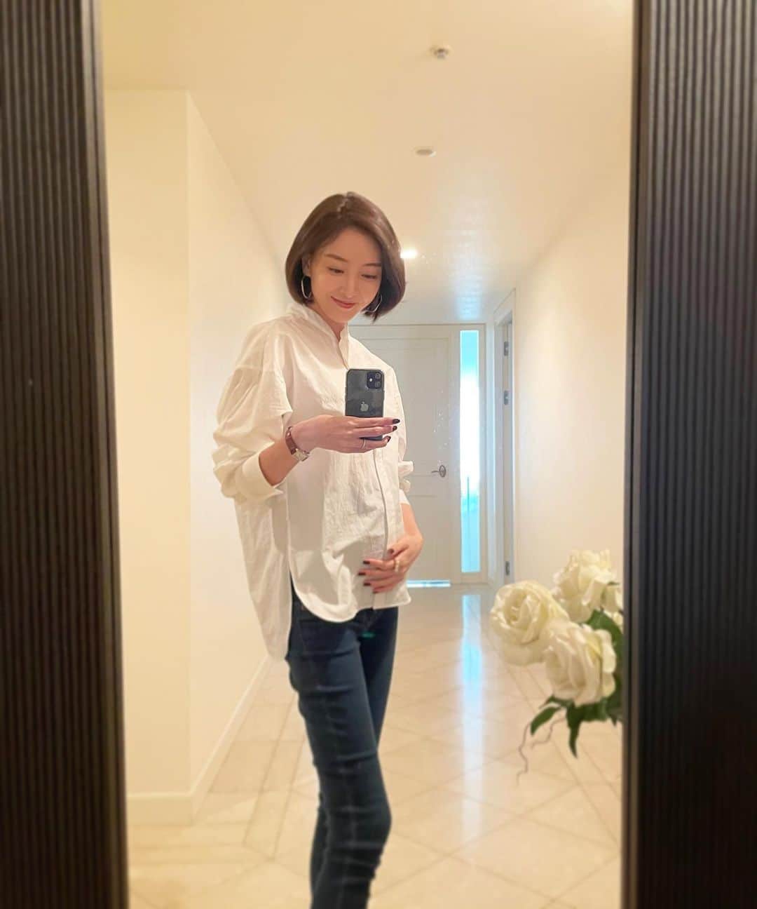 渡辺舞のインスタグラム：「私事で大変恐縮ですがご報告させて戴きます。 この度、新しい命を授かりました✨  はじめての出産で、更にコロナという大変な時期に不安もありますが、日々強くなる胎動やお腹の中で大きく成長する我が子に勇気をもらい、この奇跡のような繋がりを愛おしく感じる日々です💠  会える日が本当にたのしみ🥺 あっという間に妊娠生活も半分を過ぎ来週からは7ヶ月に入りますが、残りの日々も身体を労りながら、穏やかに過ごしていきたいと思います！  家族や友人のサポート、お仕事先のご理解にこの場をお借りして感謝申し上げます。  #ご報告　＃妊娠」