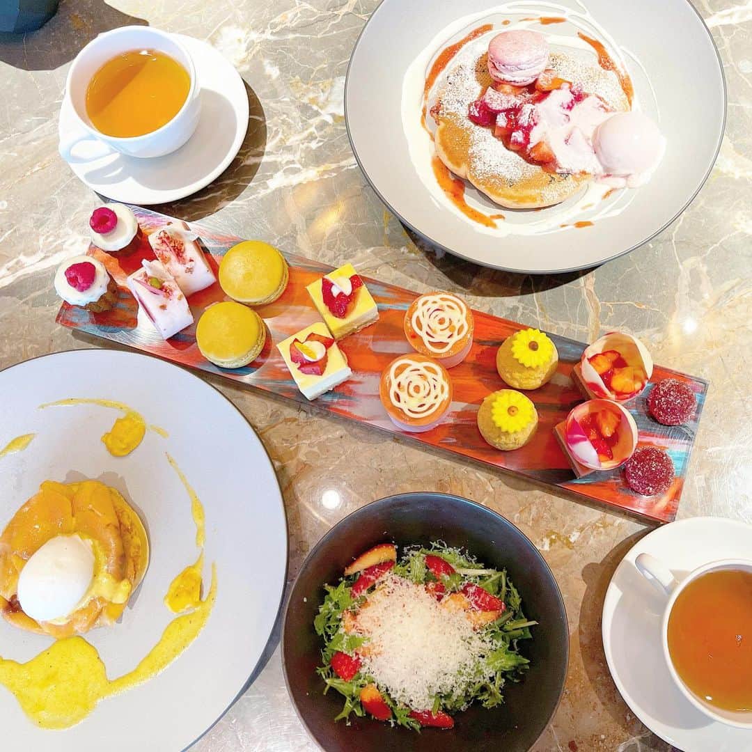 越馬千春さんのインスタグラム写真 - (越馬千春Instagram)「. キンプトン新宿東京 ﻿のアフタヌーンティーへ🫖☕️  🍓Strawberry Afternoon Tea with PIERRE HERME PARIS】＋ブランチアイテム🍓  ランチも選べて ピエール・エルメ・パリとコラボのローズのマカロンや、キンプトン新宿東京のためだけに作られた、ニューヨークチーズケーキなどがあり8種類のスイーツ全て美味しかったです💕  @kayoko_nagatani  いつも楽しい時間をありがとう💕  @kimptonshinjukutokyo  #キンプトン新宿東京 #District#KimptonShinjukuHotel #kimpton #新宿 #新宿アフタヌーンティー#アフタヌーンティー #ホテルアフタヌーンティー#afternoontea #AT #tea #スイーツ#sweets #teatime #sweets #cake #chocolate #dessert #千春の趣味#東京アフタヌーンティー#tokyoafternoontea#chiharukoshiba_afternoontea」4月27日 18時38分 - chiharukoshiba