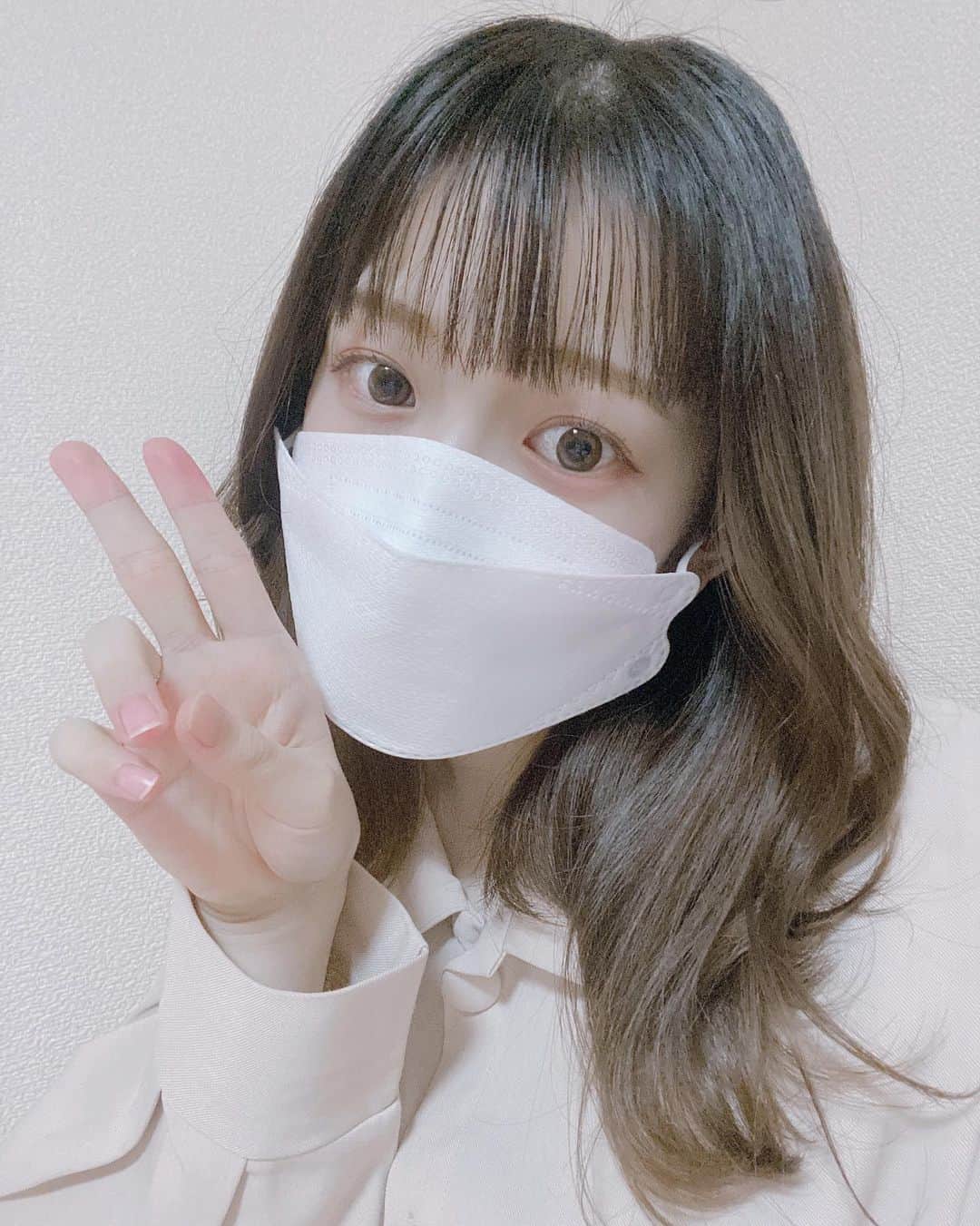 青木菜花のインスタグラム：「.﻿ .﻿ ヴィクトリアンの韓国マスク🇰🇷﻿ ﻿ 普通のマスクと作りが少し違って実際つけてみて﻿ リップもつかないし何よりメイクが落ちにくいところがいいなって思った😳🌷﻿ ﻿ 眼鏡も曇りにくいようになってるみたい！！🤓﻿ .﻿ .﻿ 　@victorianmask_official  #ヴィクトリアンマスク﻿ #KF94マスク﻿ #韓国マスク﻿ #不織布マスク﻿ #victorianmask﻿ #カラーマスク﻿ #血色マスク﻿ #マスクメイク﻿ #kf94mask﻿ #小顔マスク﻿ #セルフィー」