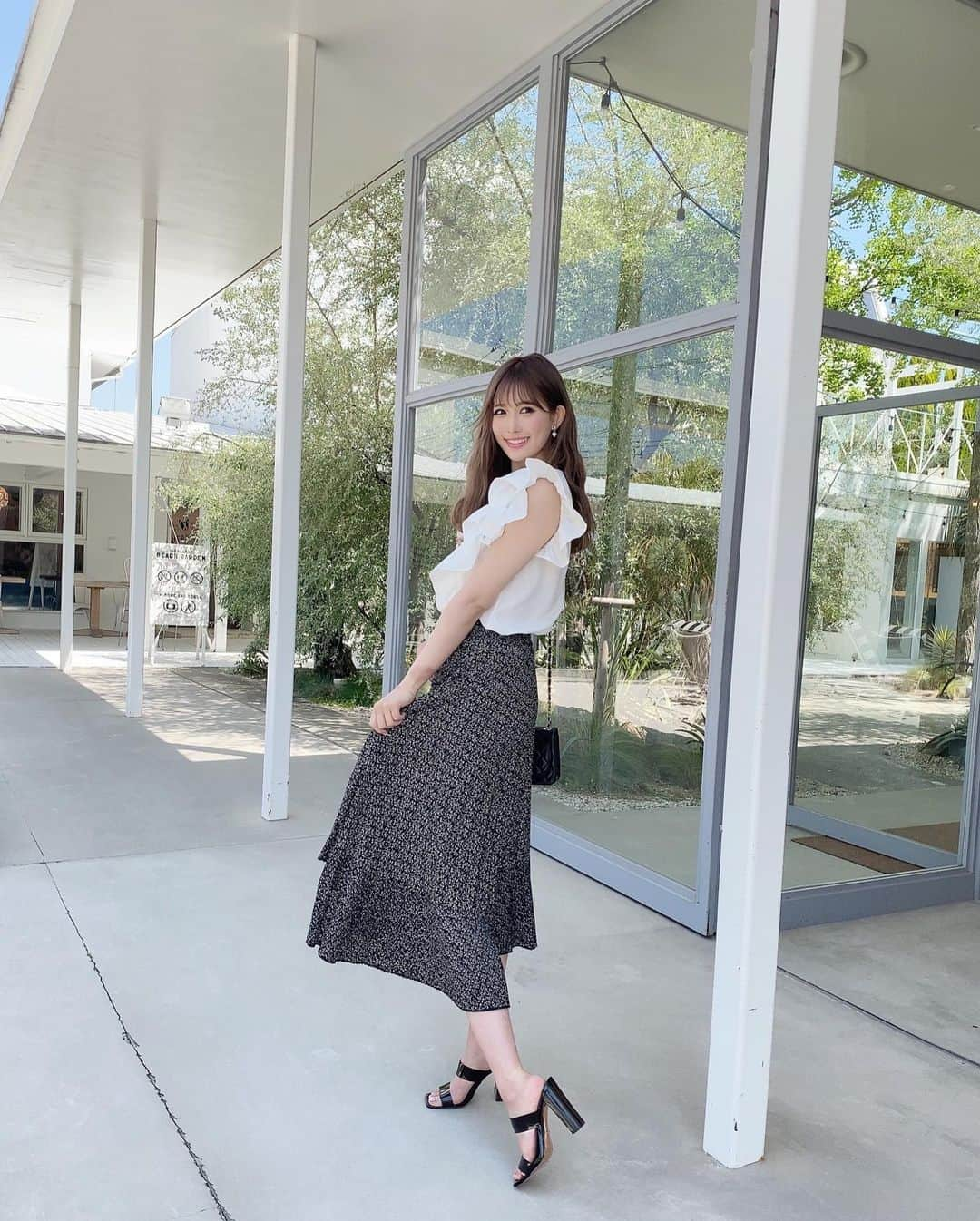 伊藤桃々さんのインスタグラム写真 - (伊藤桃々Instagram)「夏服どんどん発売されてます✨ 早速ゲットできた報告多くて嬉しい💓  わんぴ、セットアップが本当にオススメで可愛いの❤️  #cherimi」4月27日 18時51分 - __peachstagram__