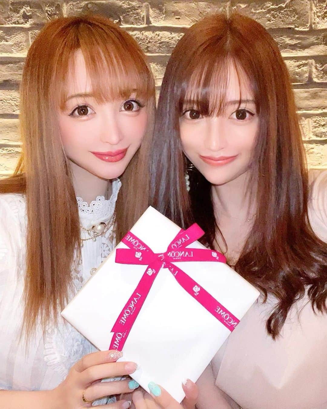 ririさんのインスタグラム写真 - (ririInstagram)「Happy Birthday ‼️ @saki_411 🎂✨✨💖  ケーキと見せかけて お肉ケーキ🧁👏😹  @ushigoro_yakiniku  表参道店にて 先日お誕生日会しました🎉  季節限定コースをいただきましたが どれも最高に美味しくて 幸せすぎました😣‼︎  前からホントうしごろが 1番好き💋💋💋  10周年おめでとうございます🎈 これからも楽しみにしています🐮 ファンです♡  さきちゃんとは 終始恋愛トークで 盛り上りお席ギリギリまでいちゃった😹😚💦 いろいろな環境の変化も あるけど変わらず安定の #さきりり　でした😹💓 改めてお誕生日🎂 おめでとう🎊🍾🐸💓 素敵な1年にしてね❤️  #love #happy #birthday #誕生日 #うしごろ #焼肉」4月27日 18時55分 - riri.ribon