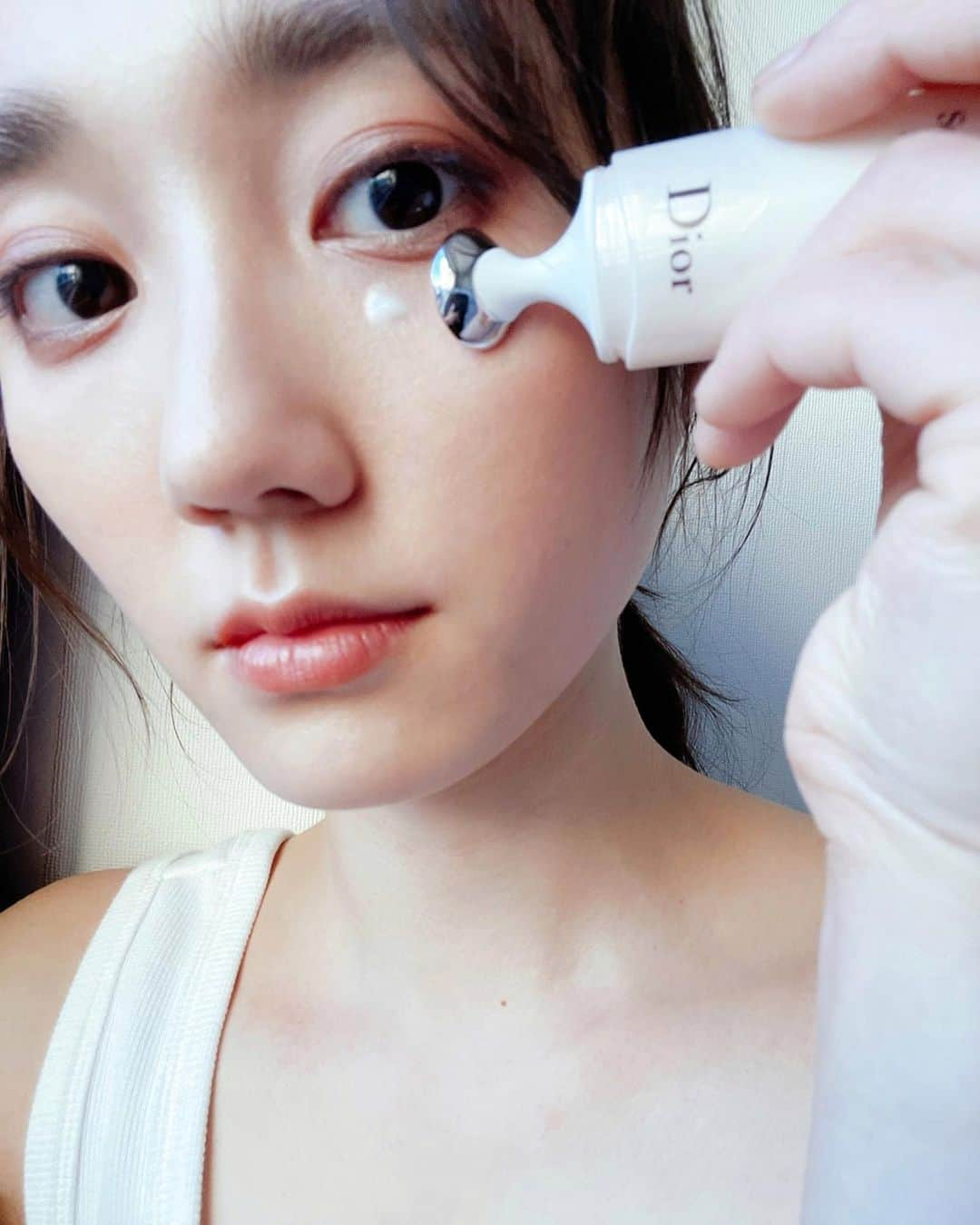 鈴木友菜さんのインスタグラム写真 - (鈴木友菜Instagram)「@diorskincare から4/28に発売の”カプチュール トータル アイ セラム” マスク生活で目元の印象がさらに重要になってきているので、アイケアを始めました👀 なんと見た目年齢の80%は目元の印象が占めているらしい… 皮膚が薄く、幹細胞の数も少ない目元はダメージも受けやすい反面、お手入れの効果が顕著にでるので頑張り甲斐がある✊🏻 このセラムは1回のマッサージで目もとが-1.5°Cクールダウンして、若々しい印象が⻑時間続持続するのに、つっぱり感は全くなく目の疲れも取れる感じがして気持ちいい🥱 #カプチュールトータル」4月27日 19時02分 - yuuna_suzuki