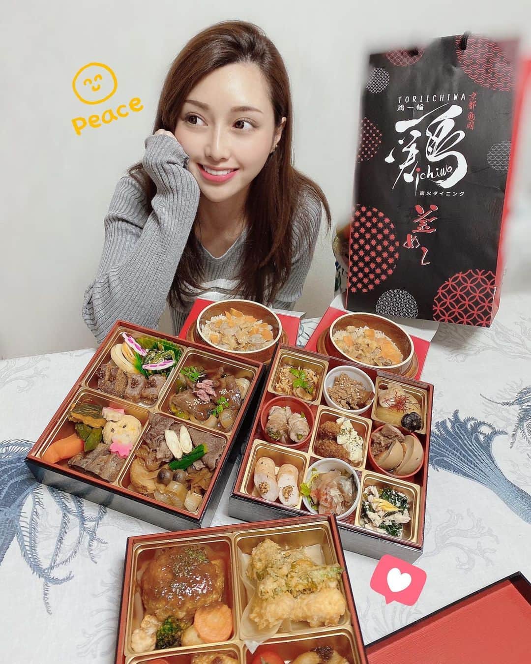 のインスタグラム：「地鶏料理専門店 『鶏一輪』 @tori_ichiwa  ✖️ 会員制肉料理専門店 『和肉食堂www』 @waniku_wawawa  の豪華お重箱膳宅配してもらったよー✨😳 鶏一輪箱膳5000円のものから 鶏和輪箱膳12000円のものまで 種類があって 写真のは お重3段に釜飯二つ！！ 釜飯も陶器でお店に食べにきた感覚✨  しっかり量があるから 子供達と全員で食べてもお腹いっぱいで 充実した内容🌸🍱  お店から5キロ圏内だと 配達してくれるよ🥰  ホームパーティやピクニック 皆でつまんでワイワイなんて最高に 喜ばれると思うこのお重 冷めても美味しく食べられるように 作られてるのかなってほど本当オススメ✨  私のインスタみた って言ってもらえれば ①鶏一輪来店の際に地鶏釜飯(￥1420) をサービスで提供😳  ②和肉食堂wwwに来店の際に会員価格  ￥14300→￥11000に😳👏  #鶏一輪#和肉食堂www」