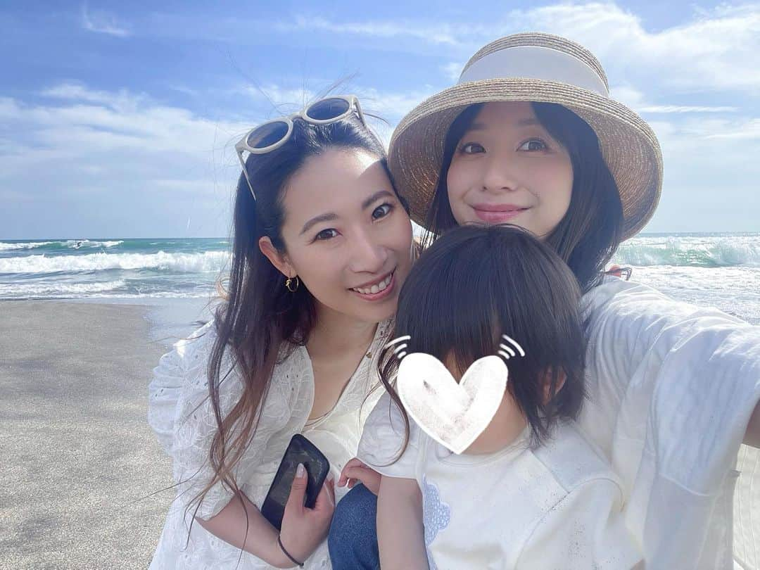 水野佐彩さんのインスタグラム写真 - (水野佐彩Instagram)「・ この日も本当に良いお天気で🌞 ひろちゃんにとっても素敵な想い出を つくってもらえました❤️  2人でハワイに行ったのはもう６年前🌺 (3枚目は若かりし私たちw) ひろちゃんがいる七里ケ浜は ラニカイビーチに見える摩訶不思議ね🏖笑  娘も約半年ぶりのドライブ&海🚗🌊 半年前は芝生も砂浜でも大号泣で あちゃー🤷🏻‍♀️って感じでしたが笑 今回は砂浜でたくさん遊んでくれていて とっても成長を感じました👧🏻❤️ (波打ち際は怖がってましたw)  ひろちゃんにもたくさん可愛がってもらって 幸せそうで私は胸がいっぱいの1日でした。  生まれてすぐコロナで 海外はもちろん 飛行機どころか新幹線も乗ったことがない娘。 もどかしい気持ちでいっぱいでしたが 心優しい友達とお天気に恵まれ 思い出を作ることができました🤍 もちろん！ 娘といれば毎日がスペシャルだし プライスレスな日常なのだけのどね。  ひろちゃん 本当に本当に本当にありがとう❤️ この日の写真 載せたいのありすぎなので また投稿します🐛💛💛  はぁ〜んハワイが恋しい 娘にハワイの素晴らしさを伝えられるのは あとどのくらい先になるのだろう。 明るい未来を信じて想像する 満月の夜です🌕 大嫌いだった満月。(今も好きじゃない。笑 今回は全然気持ち落ちてない🙌🏻  皆様も心穏やかに🤍 人に優しく🍀」4月27日 19時22分 - saaya_mizuno