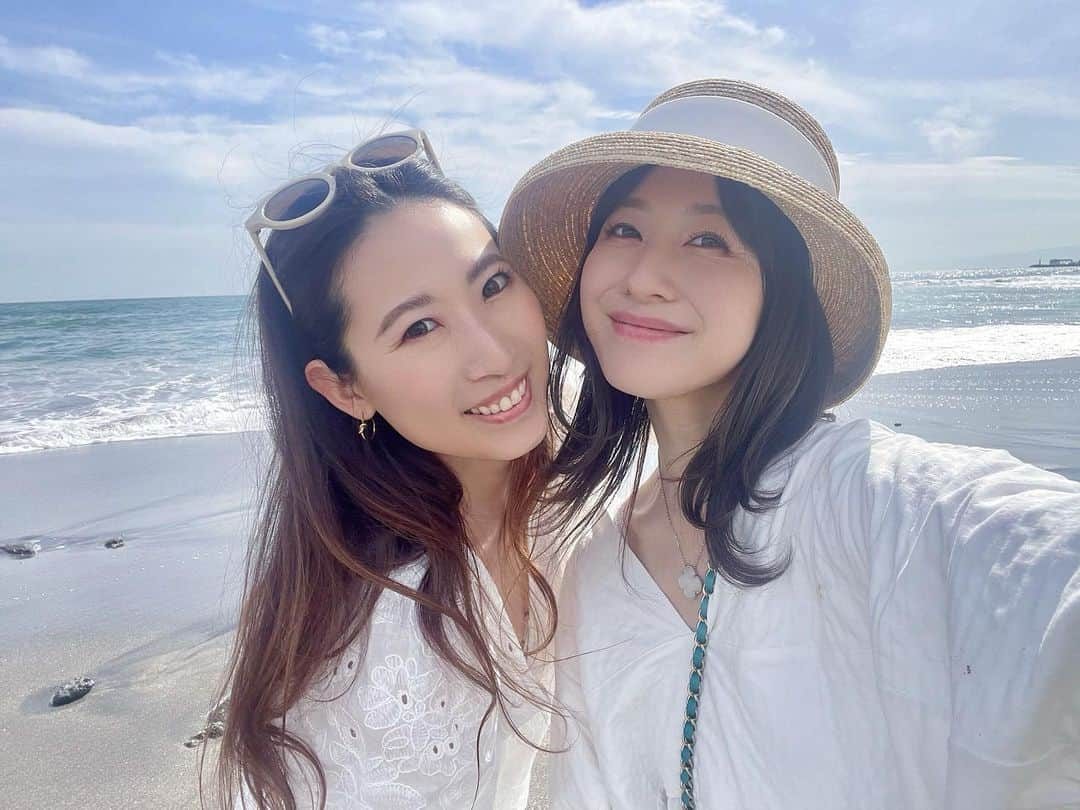 水野佐彩さんのインスタグラム写真 - (水野佐彩Instagram)「・ この日も本当に良いお天気で🌞 ひろちゃんにとっても素敵な想い出を つくってもらえました❤️  2人でハワイに行ったのはもう６年前🌺 (3枚目は若かりし私たちw) ひろちゃんがいる七里ケ浜は ラニカイビーチに見える摩訶不思議ね🏖笑  娘も約半年ぶりのドライブ&海🚗🌊 半年前は芝生も砂浜でも大号泣で あちゃー🤷🏻‍♀️って感じでしたが笑 今回は砂浜でたくさん遊んでくれていて とっても成長を感じました👧🏻❤️ (波打ち際は怖がってましたw)  ひろちゃんにもたくさん可愛がってもらって 幸せそうで私は胸がいっぱいの1日でした。  生まれてすぐコロナで 海外はもちろん 飛行機どころか新幹線も乗ったことがない娘。 もどかしい気持ちでいっぱいでしたが 心優しい友達とお天気に恵まれ 思い出を作ることができました🤍 もちろん！ 娘といれば毎日がスペシャルだし プライスレスな日常なのだけのどね。  ひろちゃん 本当に本当に本当にありがとう❤️ この日の写真 載せたいのありすぎなので また投稿します🐛💛💛  はぁ〜んハワイが恋しい 娘にハワイの素晴らしさを伝えられるのは あとどのくらい先になるのだろう。 明るい未来を信じて想像する 満月の夜です🌕 大嫌いだった満月。(今も好きじゃない。笑 今回は全然気持ち落ちてない🙌🏻  皆様も心穏やかに🤍 人に優しく🍀」4月27日 19時22分 - saaya_mizuno