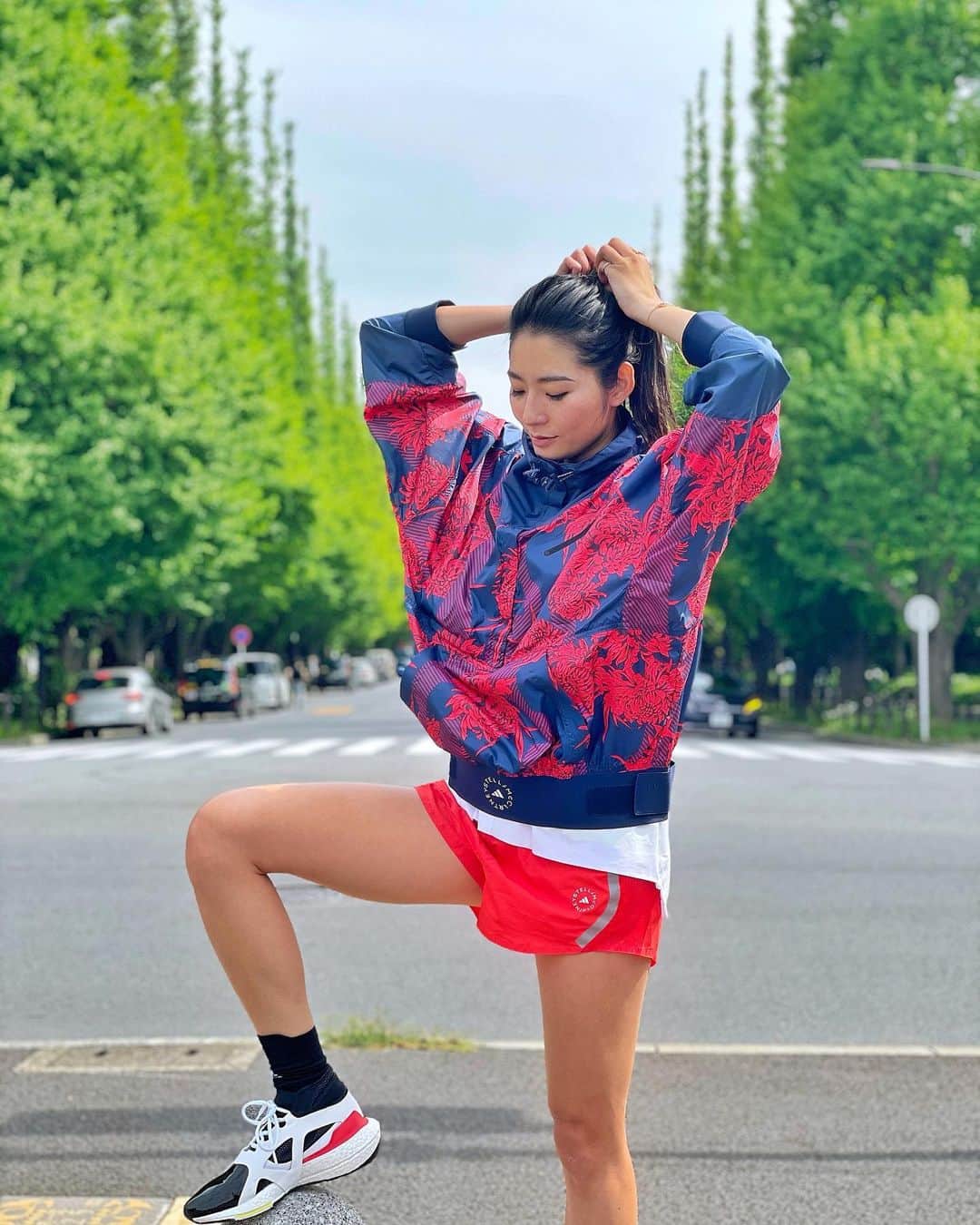 福田萌子さんのインスタグラム写真 - (福田萌子Instagram)「❇️ Run For The Friendship ❇️ challenge is back‼️ I have created a running challenge that I encourage you to run at least 2km every day for friendship for one month‼️ Although some regions are currently under the state of emergency and we probably are physically distanced from each other, we will #ConnectThruSweat everyday with this challenge✊🏻✨  This will be our 3rd time we are having this challenge. The first one happened in Nov 2017, and followed by the 2nd one in Sep 2019🐾 Here we are again😎Let’s encourage each other  especially during these uncertain times🔥🔥 We all have down days that makes you feel vulnerable‼️And that’s also when we need each other’s support🌈✨  I have fostered many relationships with my friends thru running👭The more we run, the more experiences and memories we can share🤲🏻 For yourself, for friendships, and to support each other; I am delighted invite you to join this movement💫We will be sweating together and bonding with each other🤝♥️   【How to join the challenge】  🔹Invite your friends to join this challenge. 👭   🔹Run 2KM everyday /May 1st to 31st🏃‍♀️💥  (you can, of course, run more than 2KM if you want, and it doesn't matter if you run slowly! The key is to keep working towards the goal. ⚠️💯 I encourage you to think of your friends when you feel low. Your friends maybe are dedicate their run to you! 👊🏻✨)   🔹Share love on social media🧚‍♀️Tag your friends using two hashtags 🔥 #ConnectThruSweat #RunForTheFriendship  (More than happy for you to tag me if you can't find a friend. I'll dedicate my run to you 😊‼)   🔹Let's run 10km with me on 31st May🏃‍♀️  (We will run together, if we can meet. If not, I will livestream my run thru my IG account😊)  The time and meeting place will be announced thru my IG stories and posts🔍  The key takeaway I would like to share through this challenge is that you feel mentally & physically stronger when you add exercise into your routine😊  #run #running #runningchallenge」4月27日 19時31分 - moekofukuda